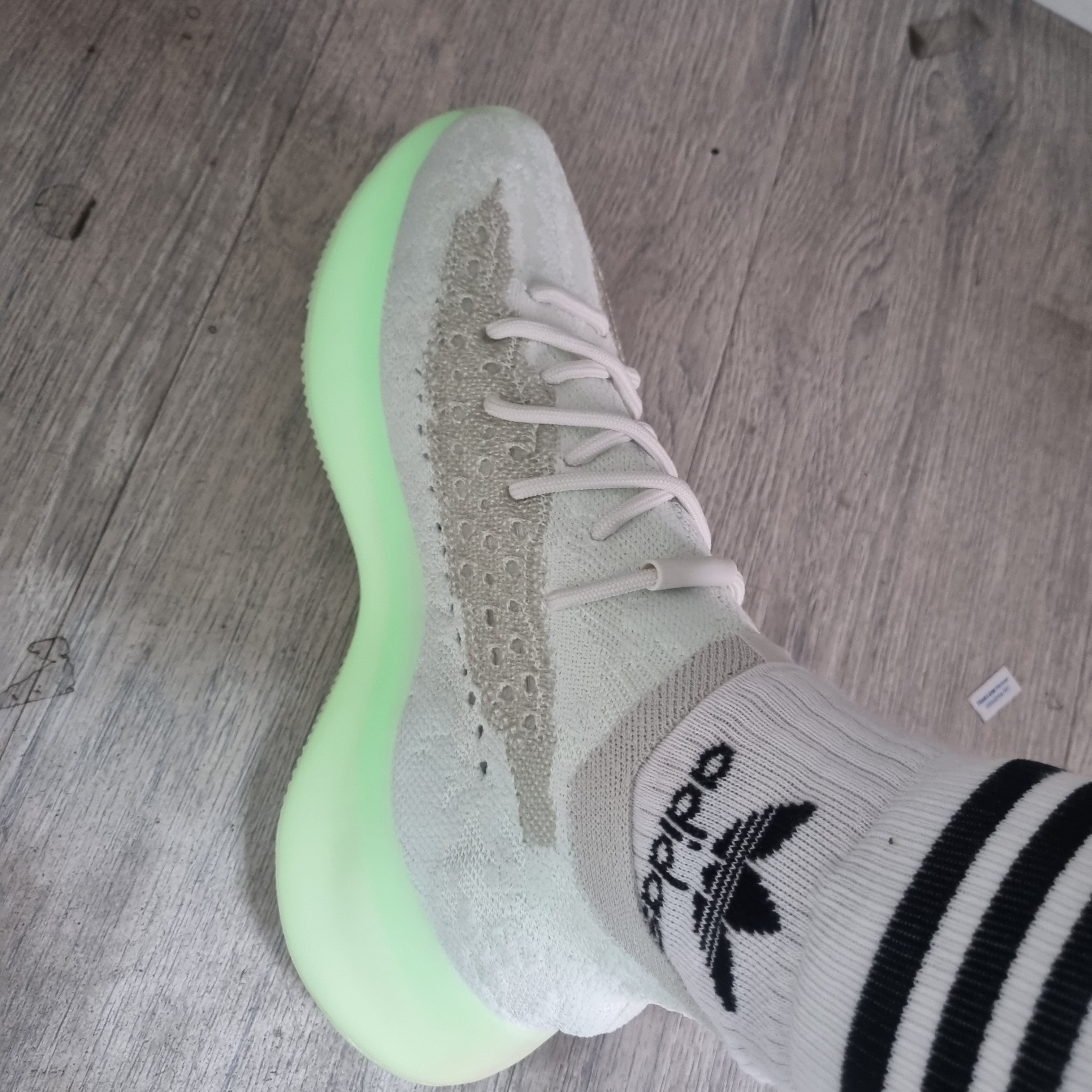 Adidas Yeezy Boost 380 Calcite Glow 착용 스타일 - 4