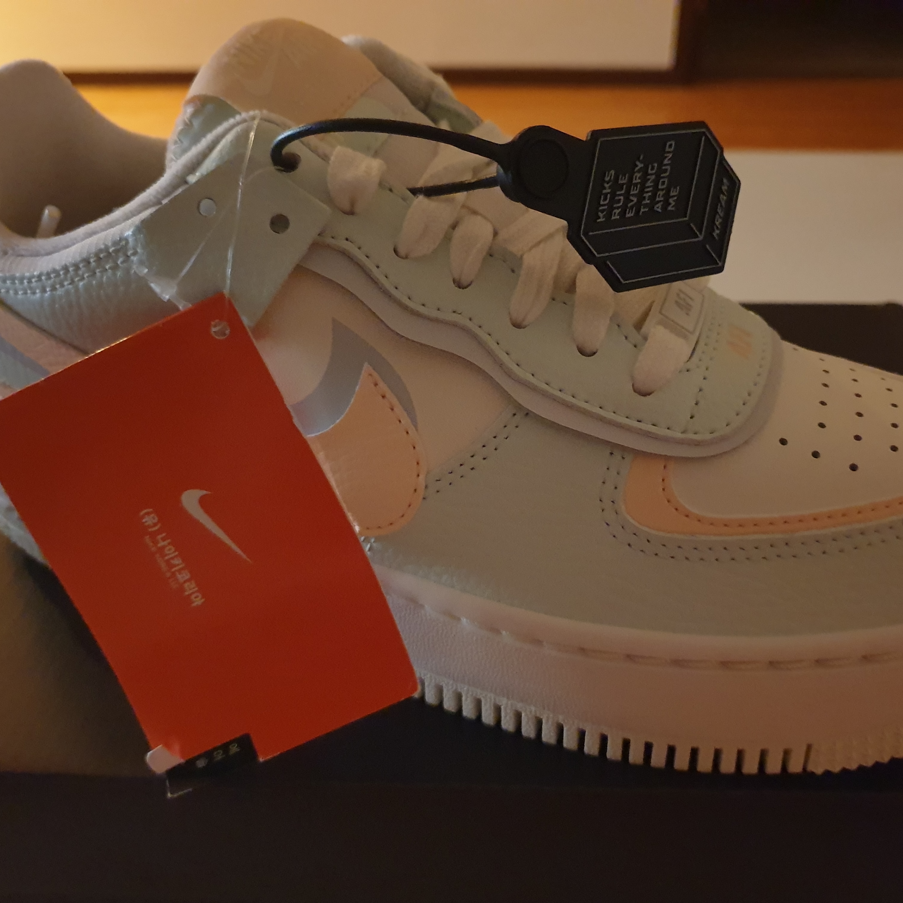 (W) Nike Air Force 1 Shadow Barely Green Crimson Tint 착용 스타일