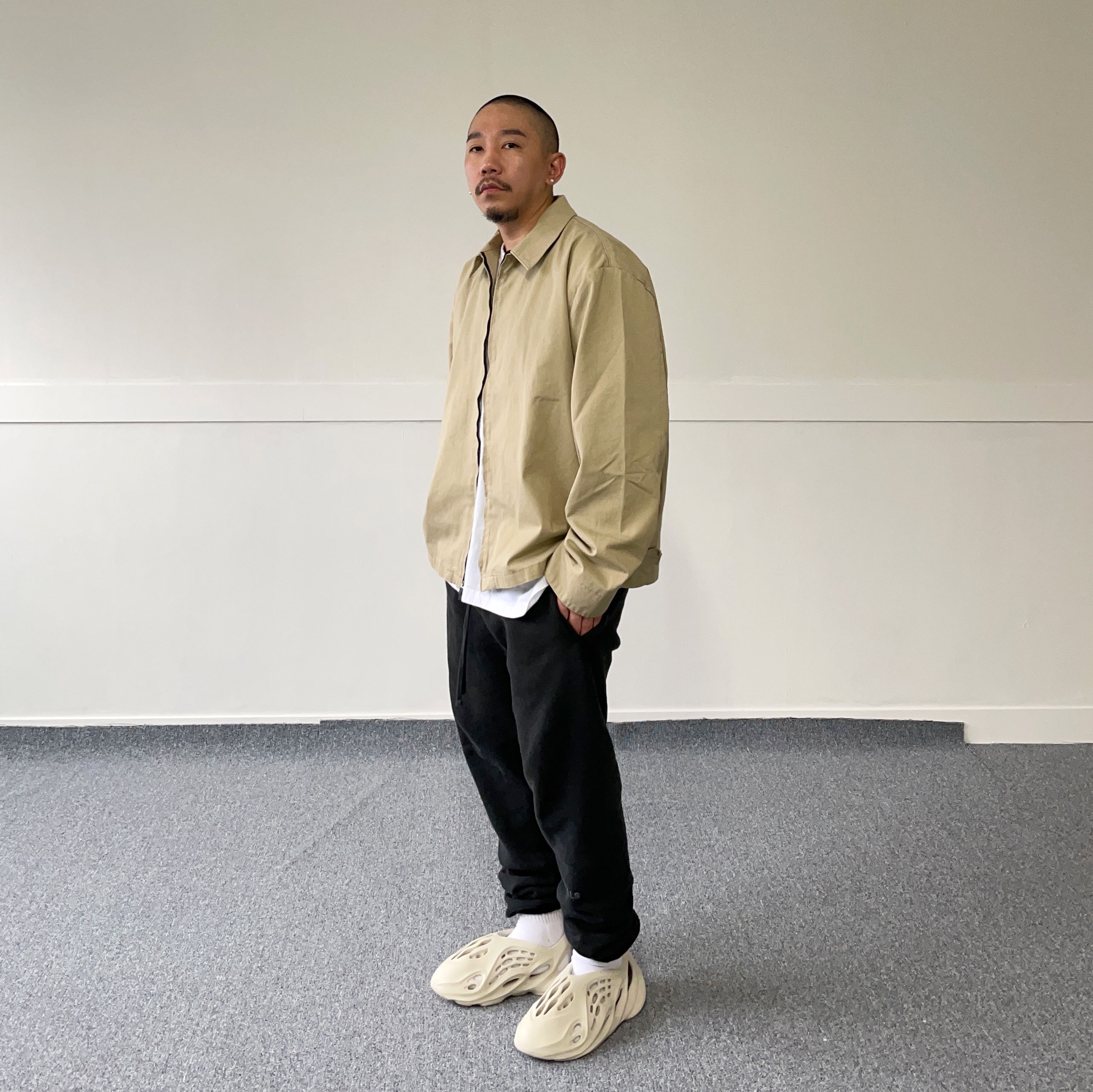 Adidas Yeezy Foam RNNR Sand, Essentials Twill Jacket Khaki - 21SS 착용 스타일 - 1