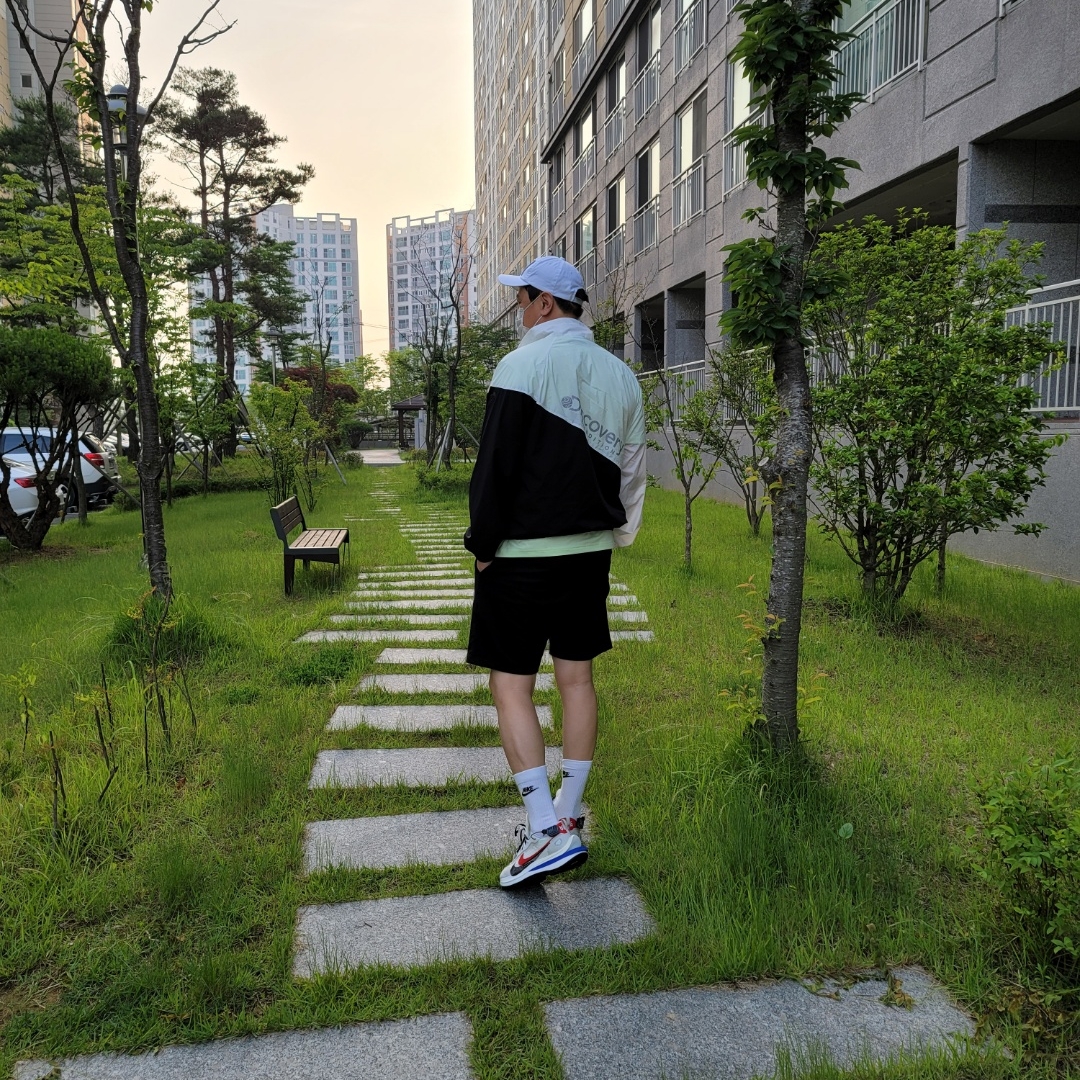 Nike x Sacai VaporWaffle Royal Fuchsia 착용 스타일