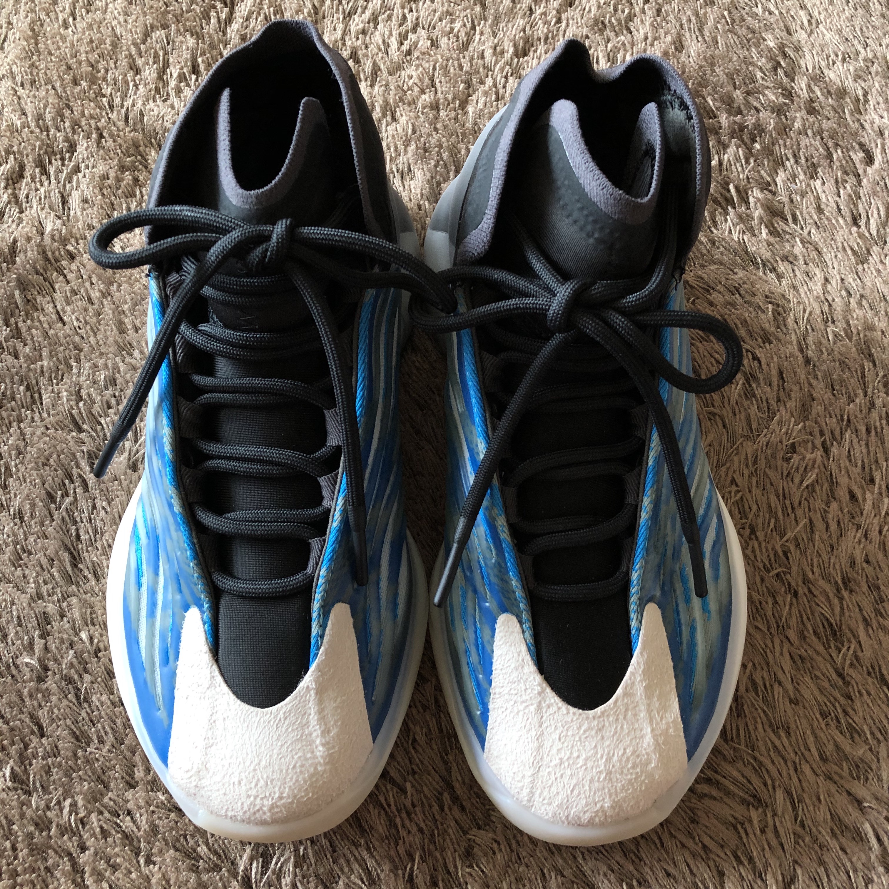 Adidas Yeezy QNTM BSKTBL Frozen Blue 착용 스타일 - 4
