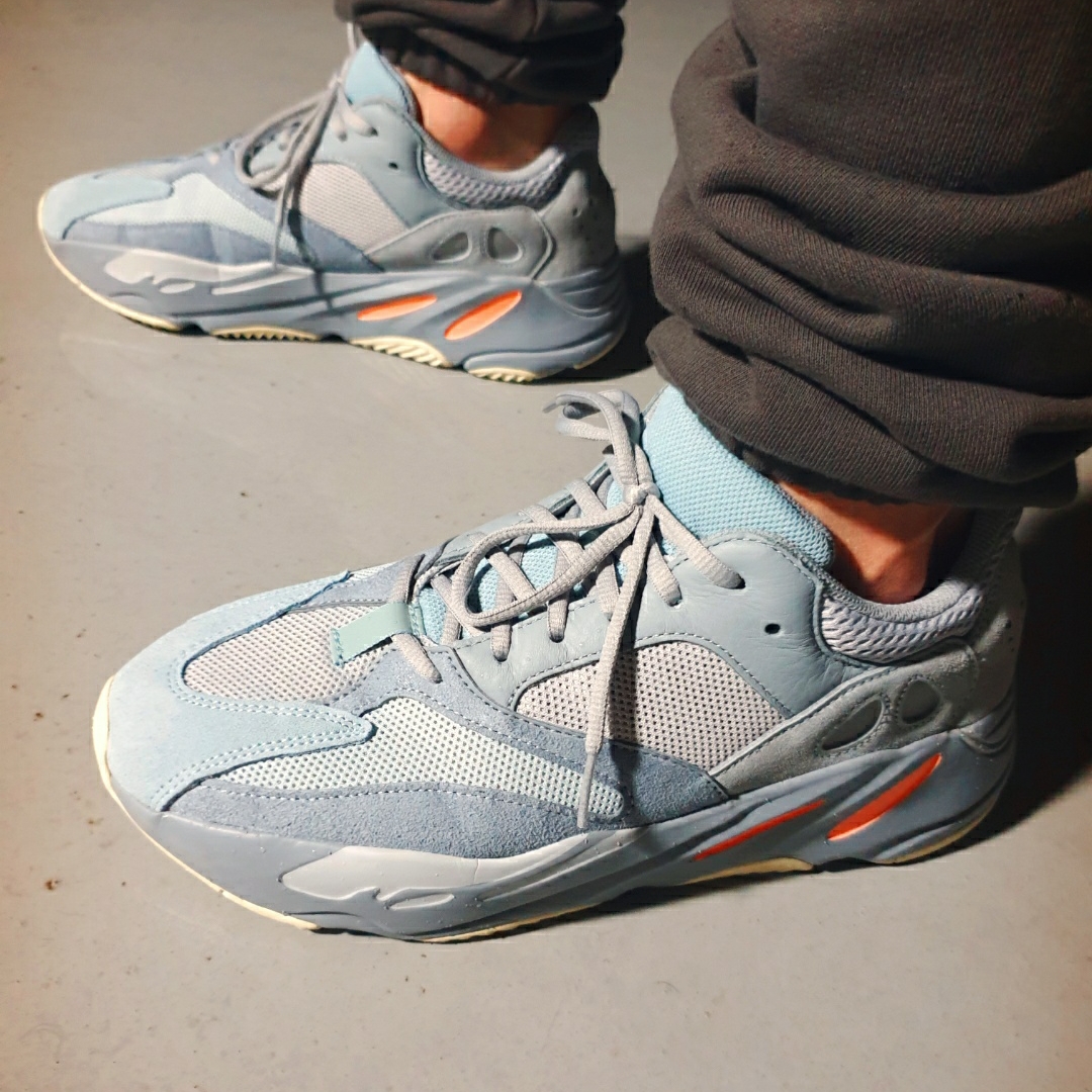 Adidas Yeezy Boost 700 Inertia 착용 스타일 - 4