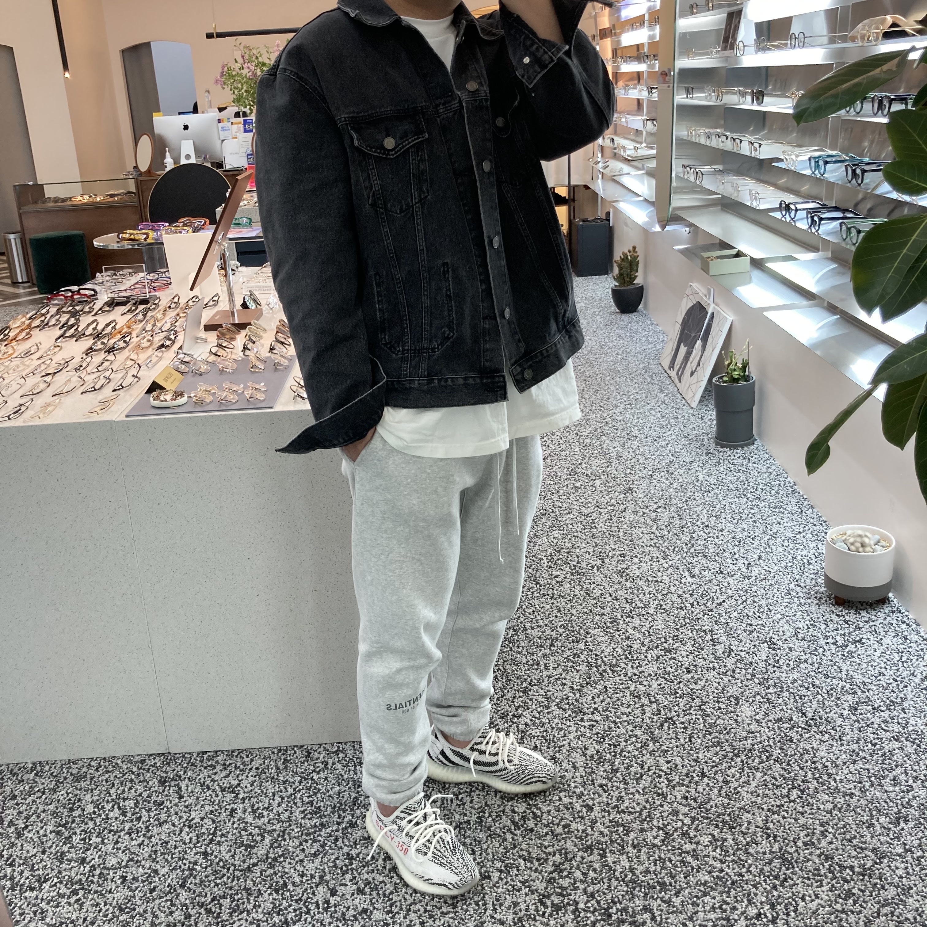 Adidas Yeezy Boost 350 V2 Zebra 2017/2019/2020, Essentials Sweatpants Heather Grey - 20FW 착용 스타일
