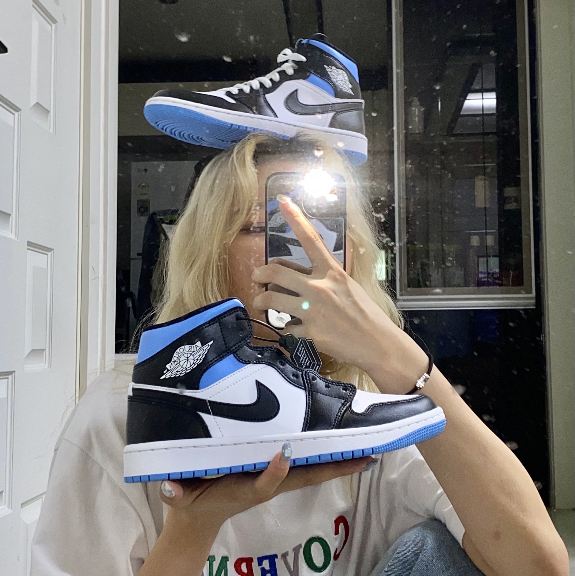 (W) Jordan 1 Mid White Black University Blue 착용 스타일 - 1