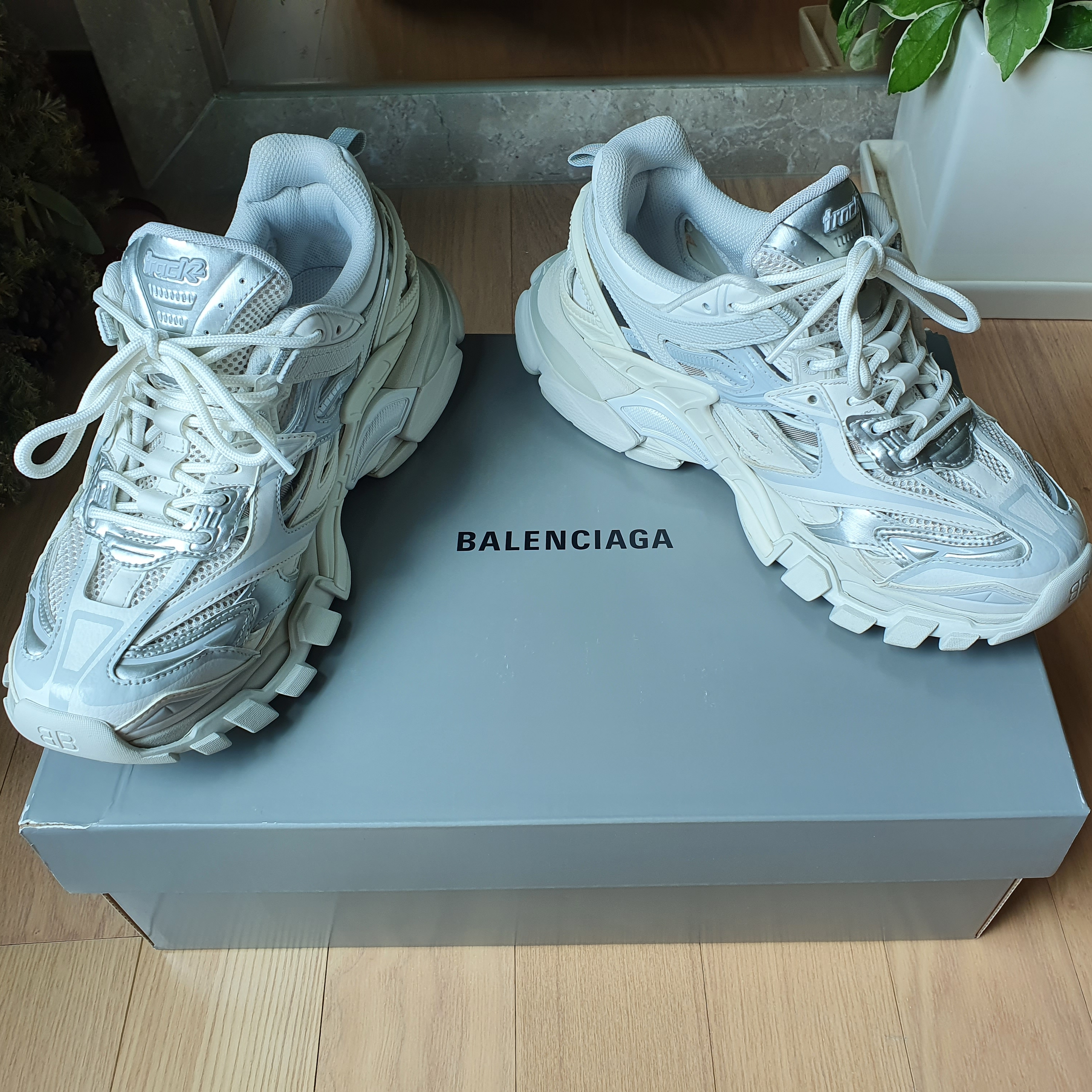 Balenciaga Track.2 Sneakers White Fluo Yellow 2020 착용 스타일 - 4