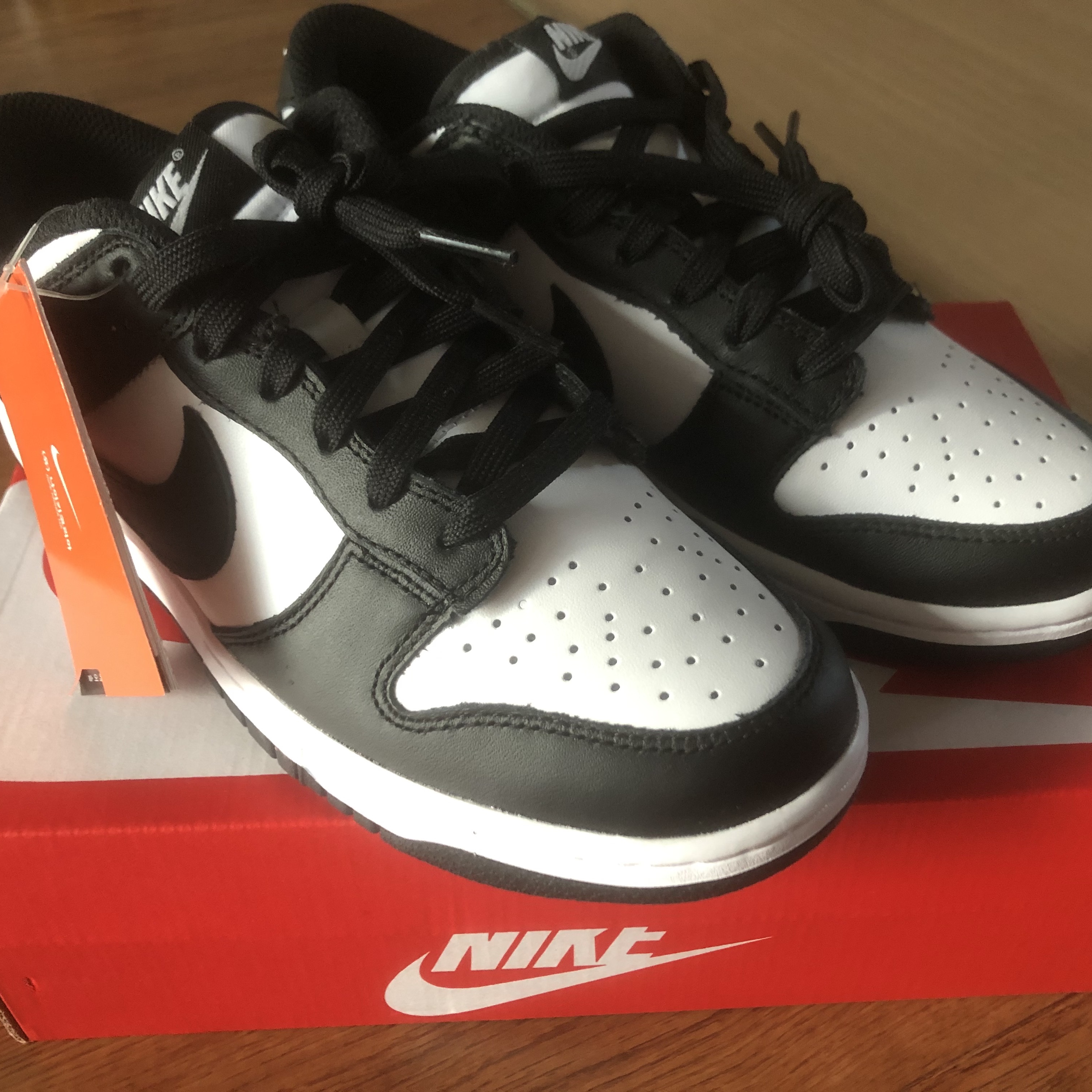 Nike Dunk Low Retro Black, Jordan 1 Zoom Air CMFT London 착용 스타일 - 1