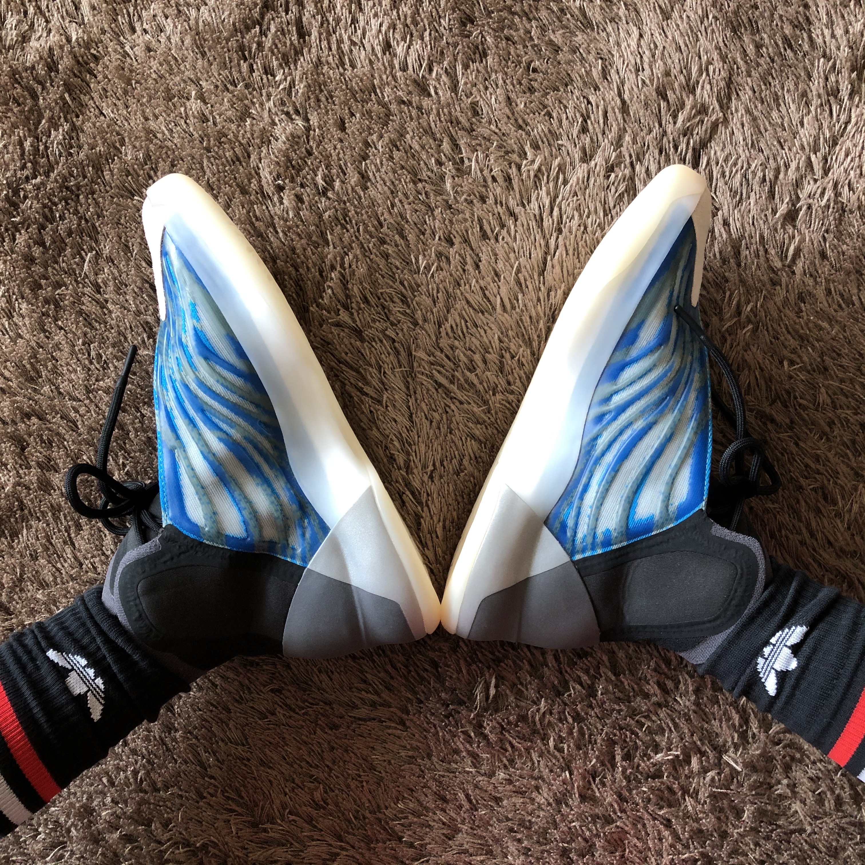 Adidas Yeezy QNTM BSKTBL Frozen Blue 착용 스타일 - 1