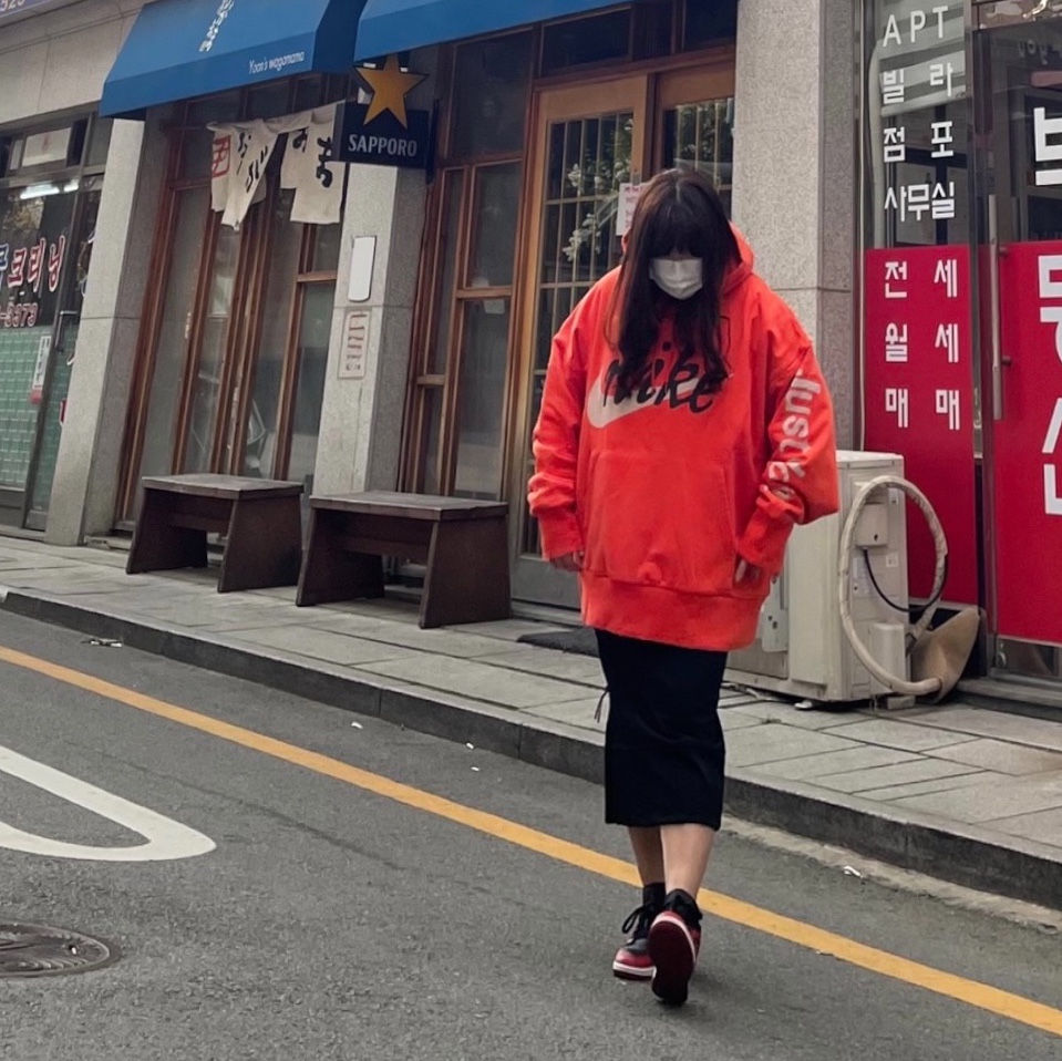 Nike x Cactus Plant Flea Market Shoebox Heavyweight Hooded Pullover Orange - US/EU, (GS) Jordan 1 Low Varsity Red 착용 스타일