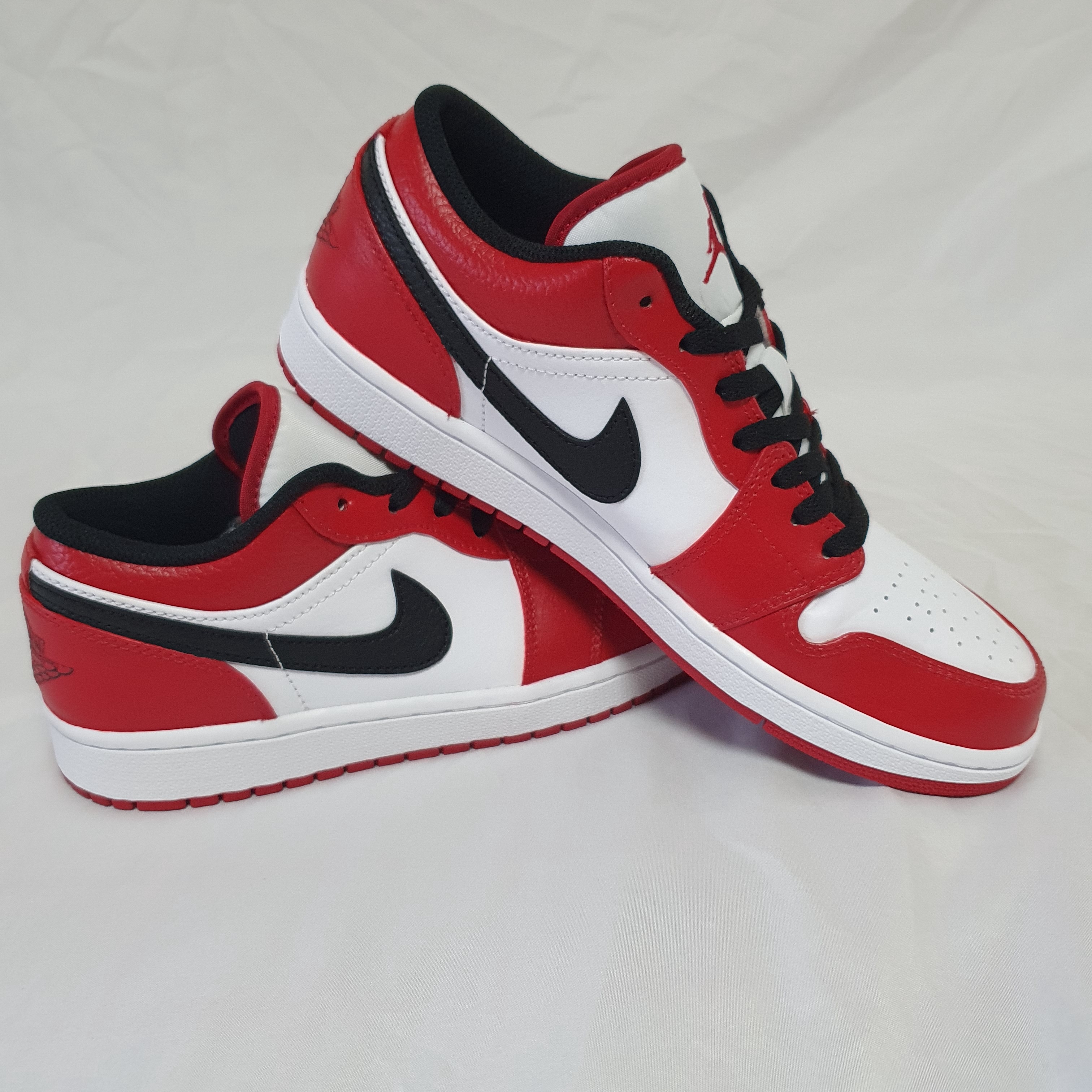 Jordan 1 Low White Red Black 착용 스타일 - 1