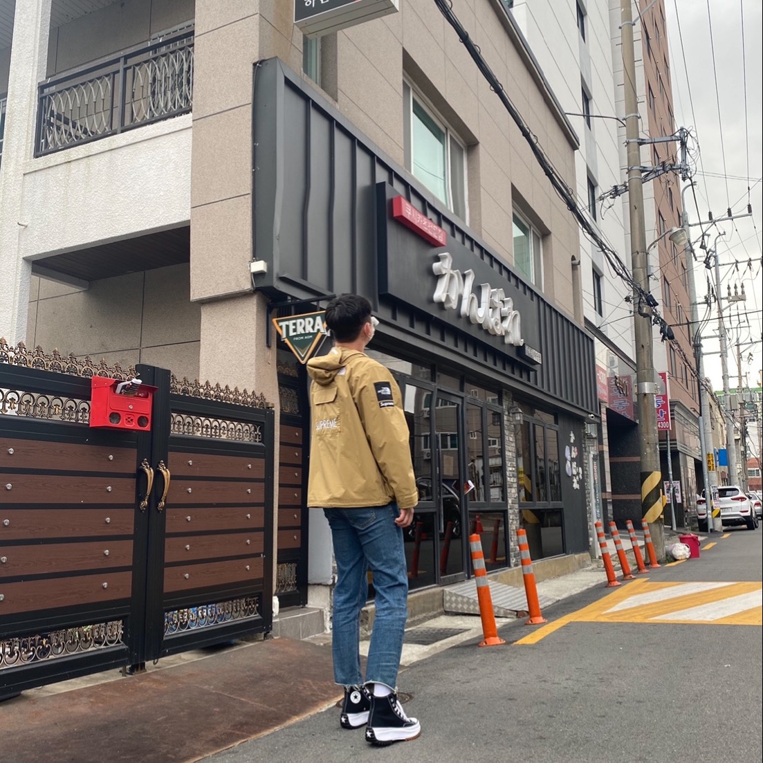 Supreme x The North Face Cargo Jacket Gold - 20SS, Converse Run Star Hike Hi Black White Gum 착용 스타일