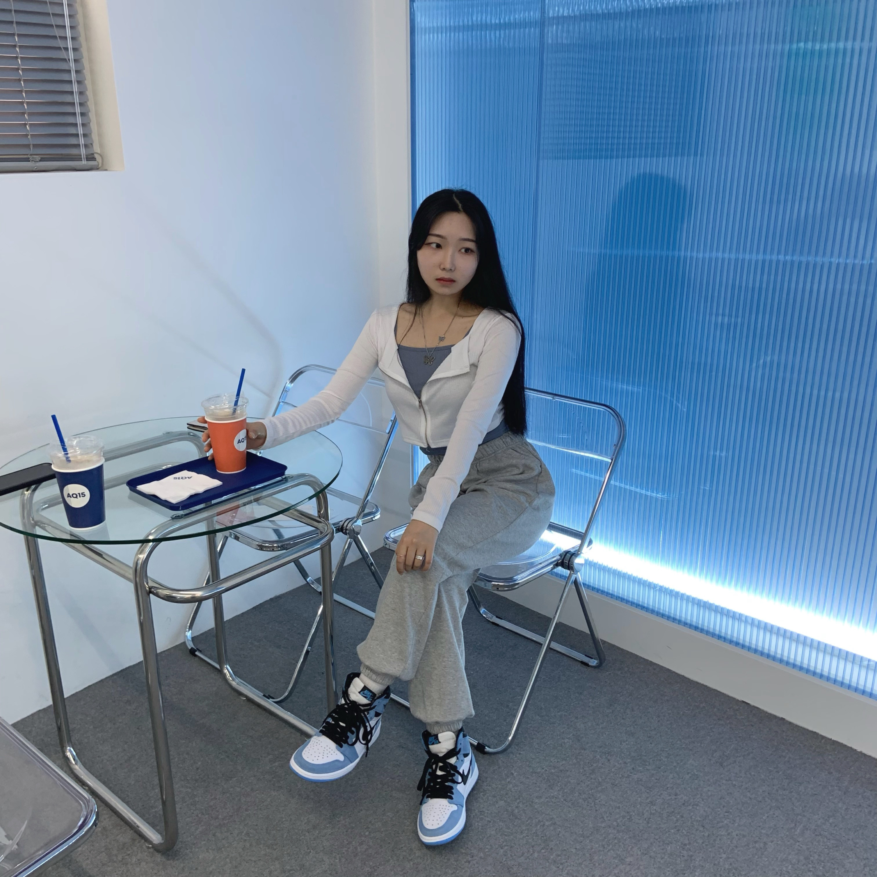 Jordan 1 Retro High OG University Blue 착용 스타일 - 1