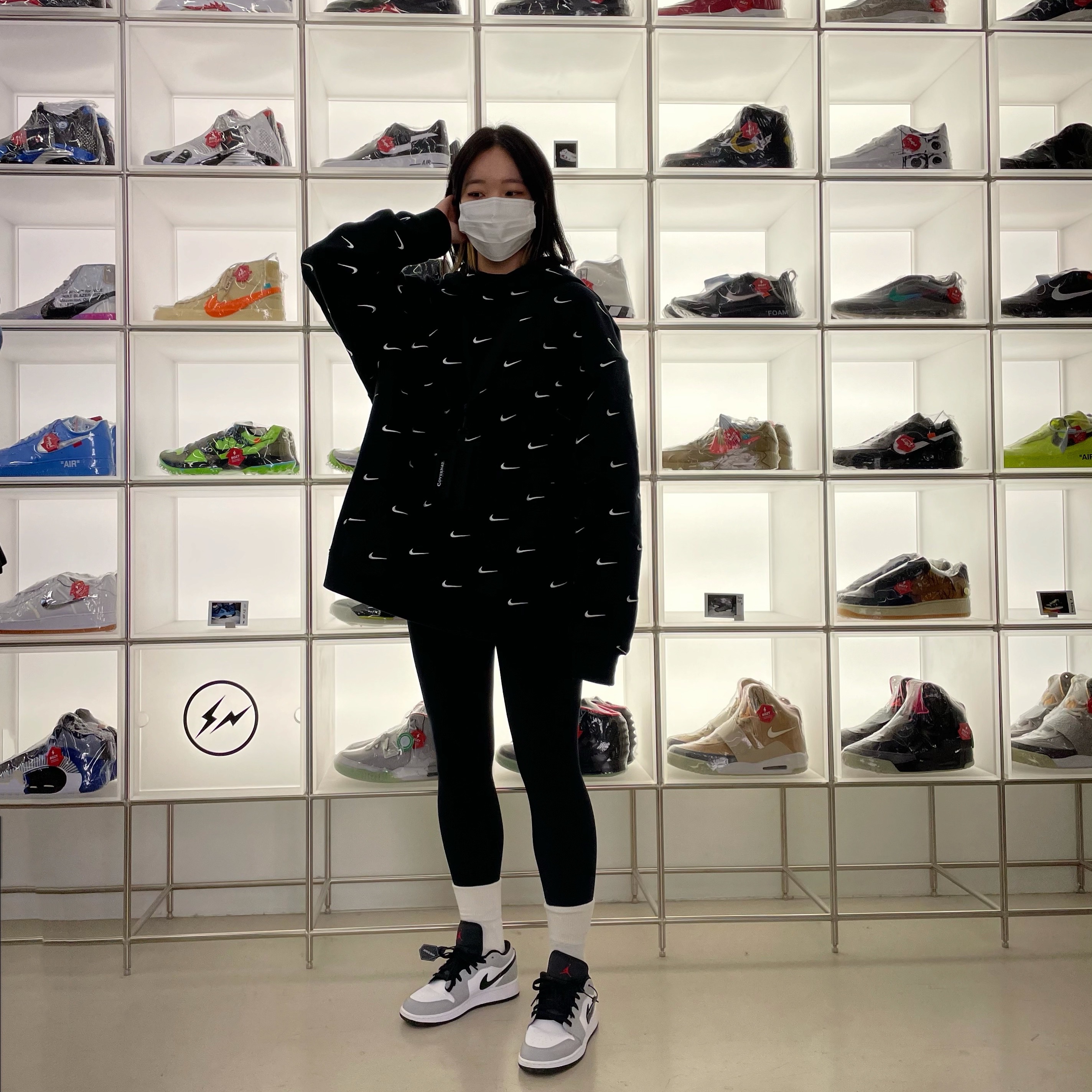 Nike NRG Swoosh Logo Hoodie Black, (GS) Jordan 1 Low Light Smoke Grey 착용 스타일