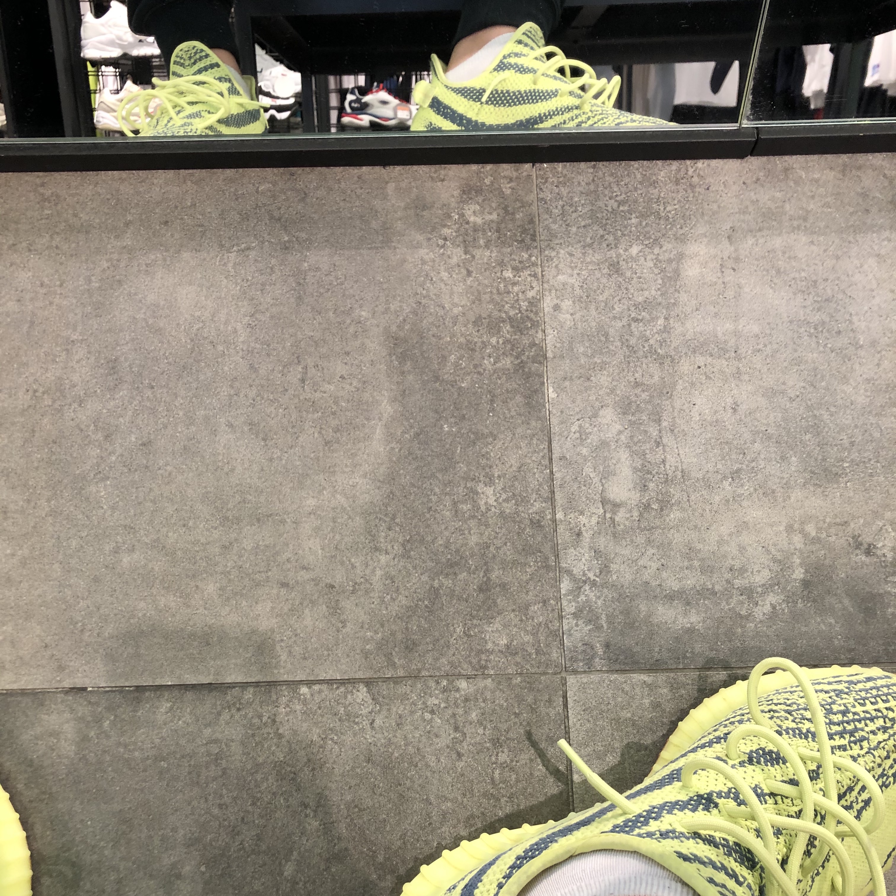 Adidas Yeezy Boost 350 V2 Semi Frozen Yellow 착용 스타일