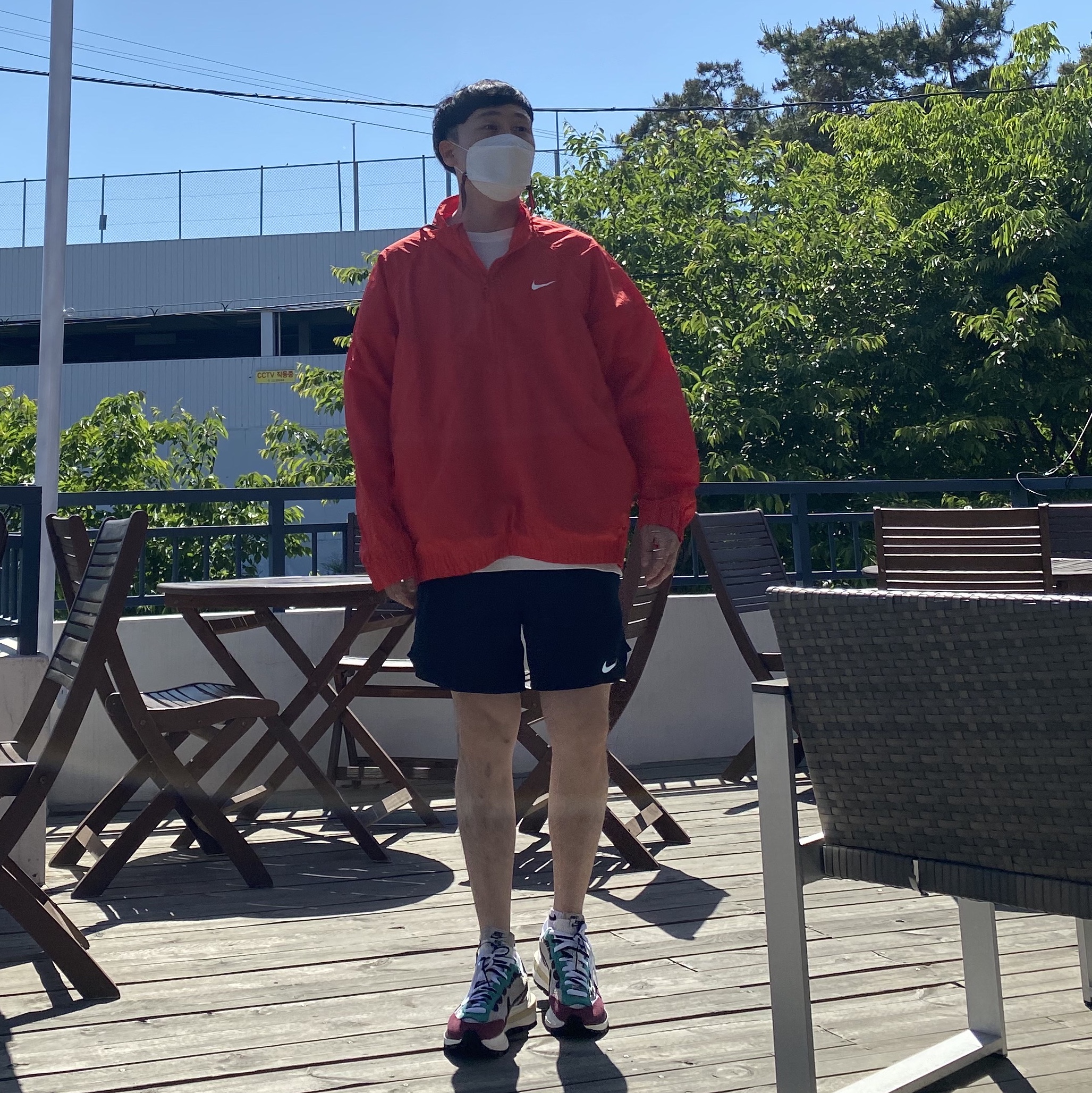 Nike x Sacai VaporWaffle String & Black Villain Red, Nike x Stussy Windrunner Jacket Habanero Red 착용 스타일