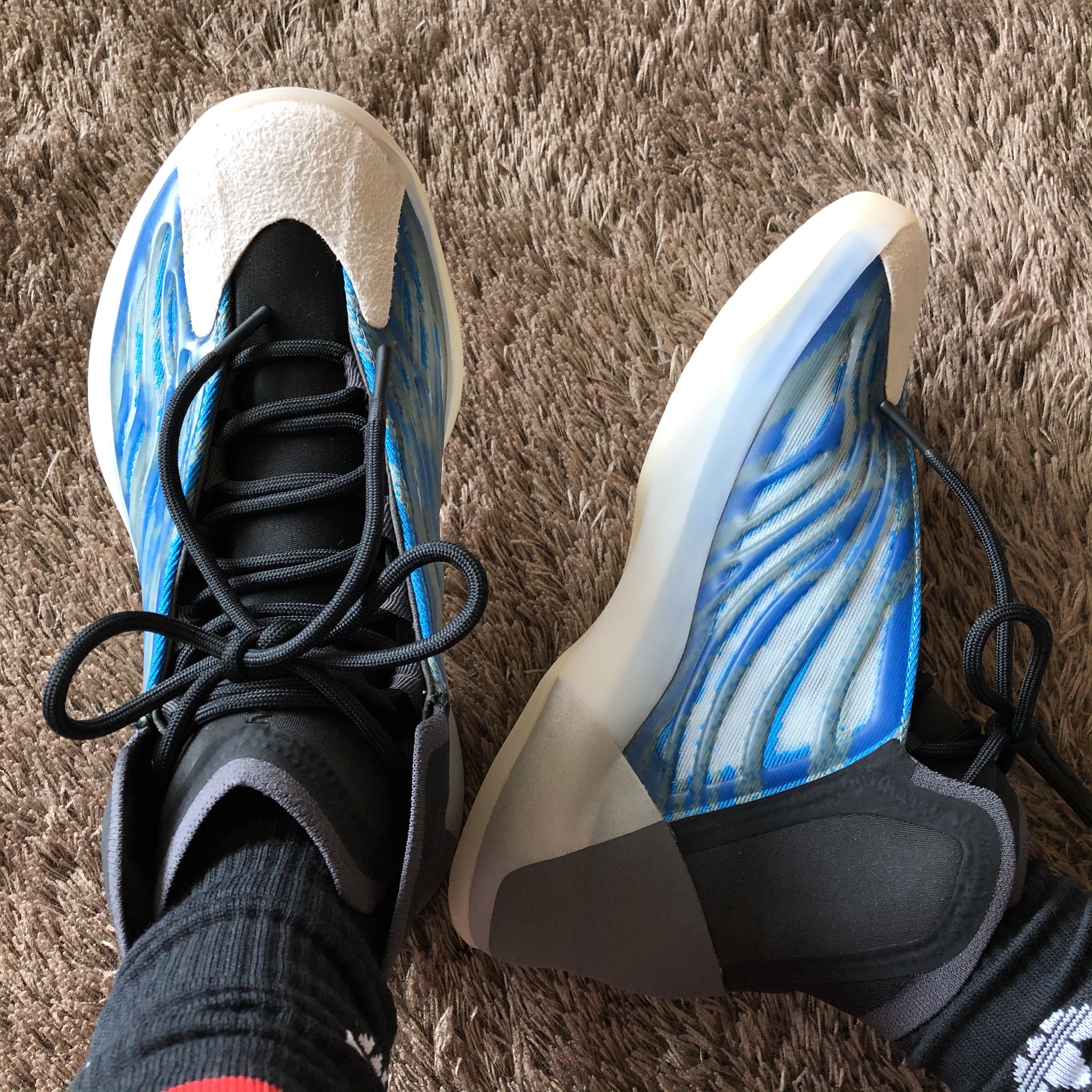 Adidas Yeezy QNTM BSKTBL Frozen Blue 착용 스타일 - 2