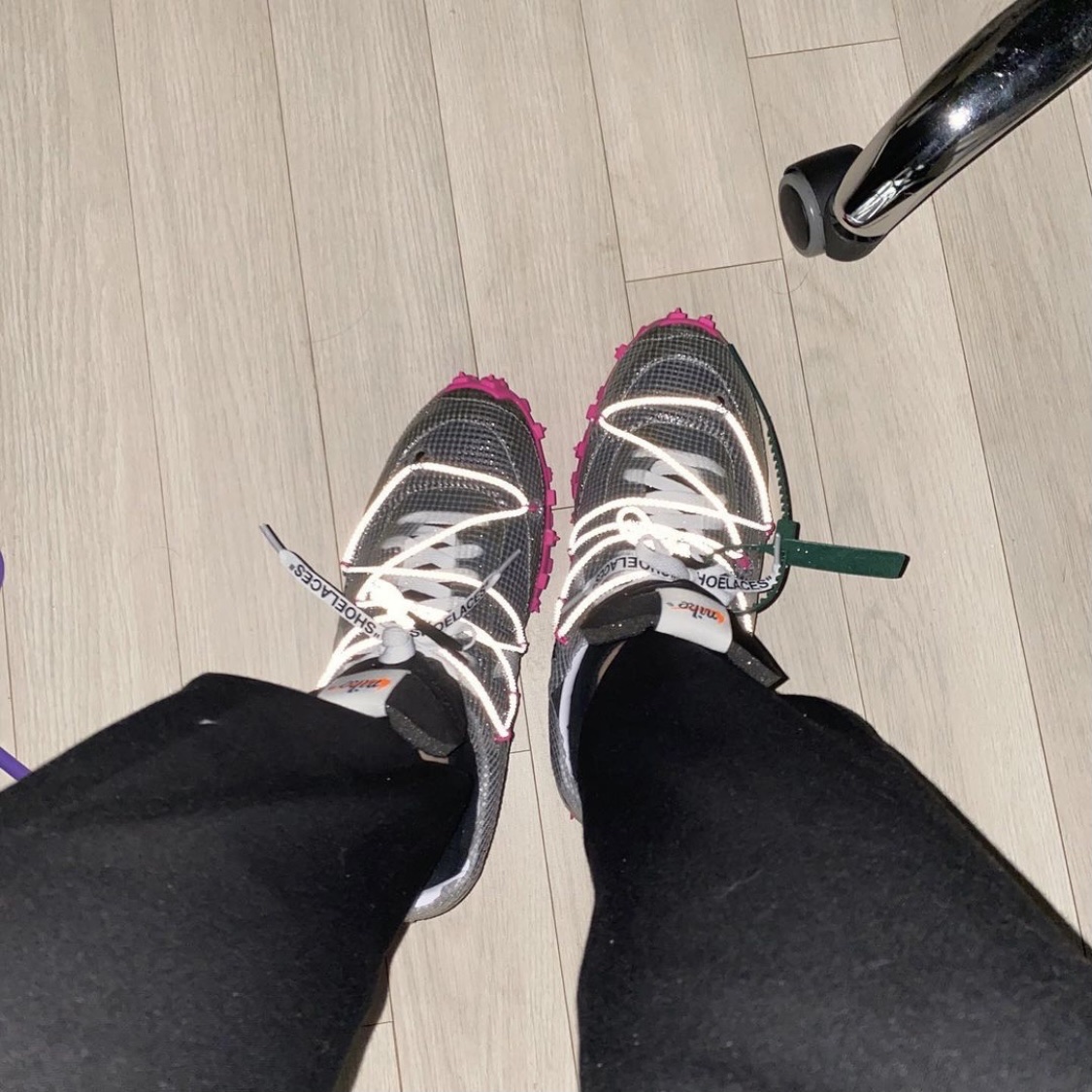 (W) Nike x Off-White Waffle Racer Black 착용 스타일