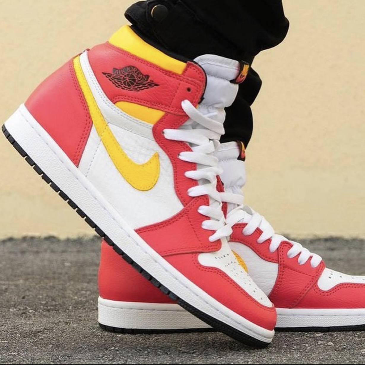 Jordan 1 Retro High OG Light Fusion Red 착용 스타일 - 5