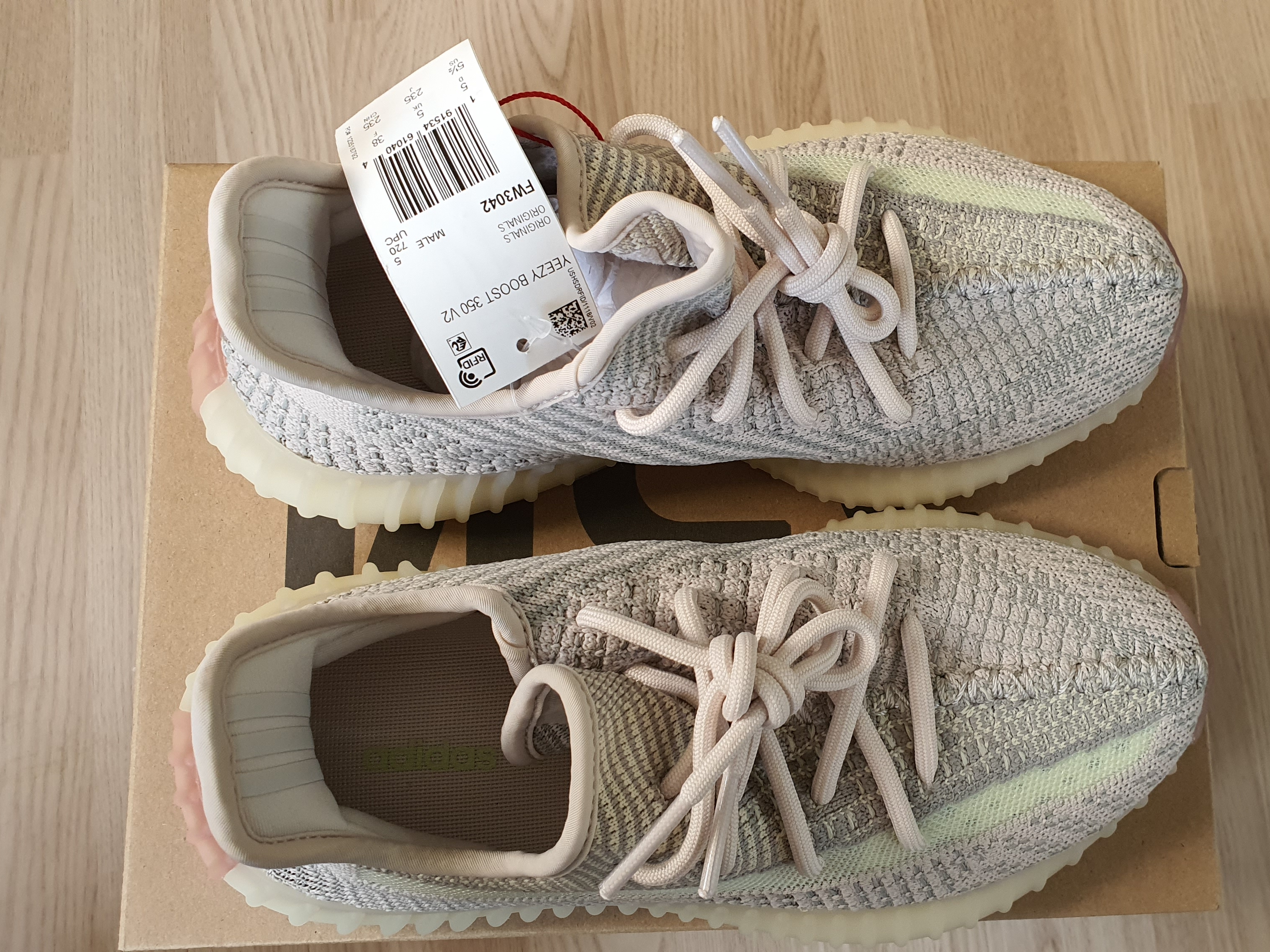 Adidas Yeezy Boost 350 V2 Citrin - Non-Reflective 착용 스타일 - 4