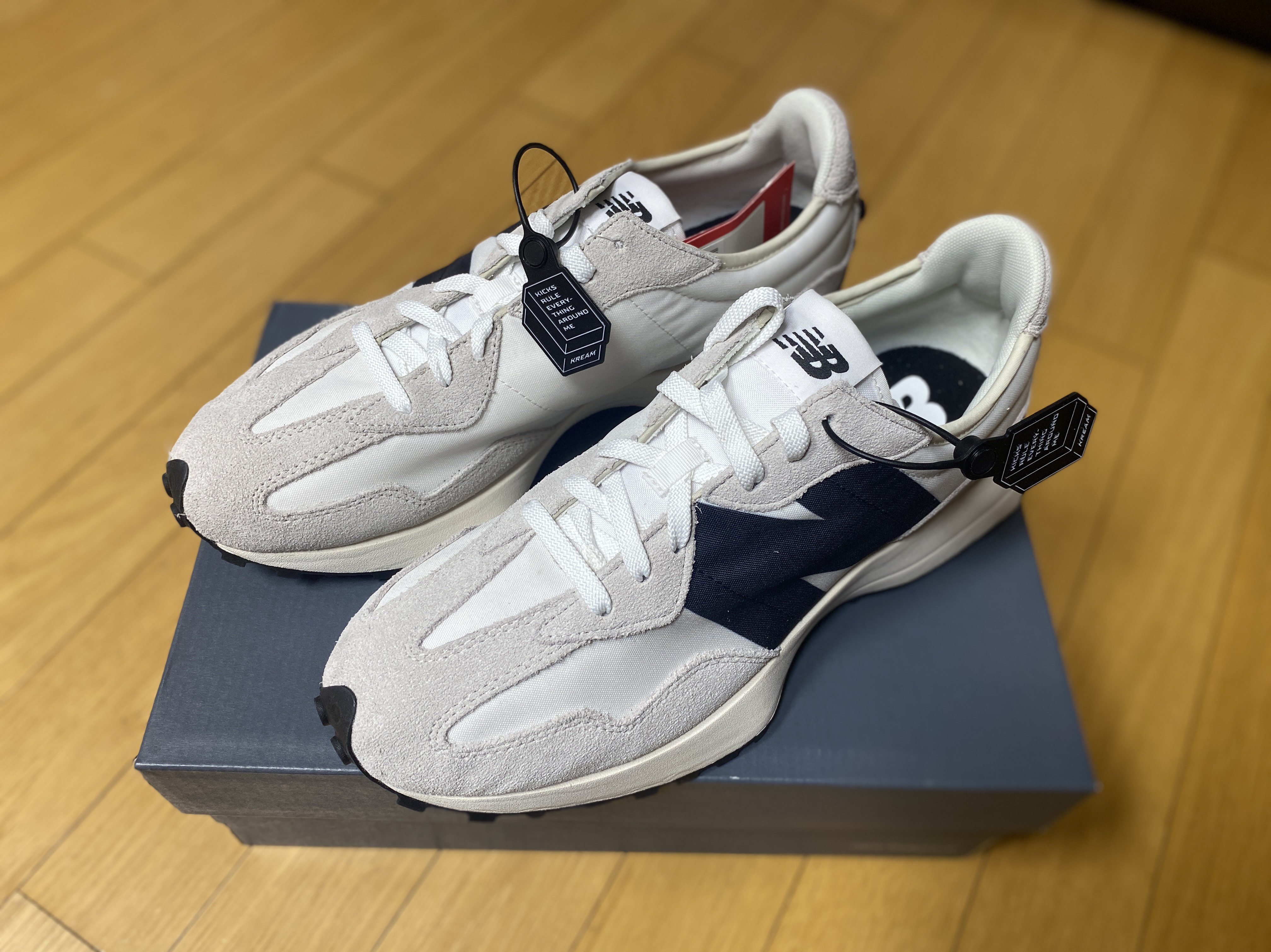 New Balance 327 White Black 착용 스타일