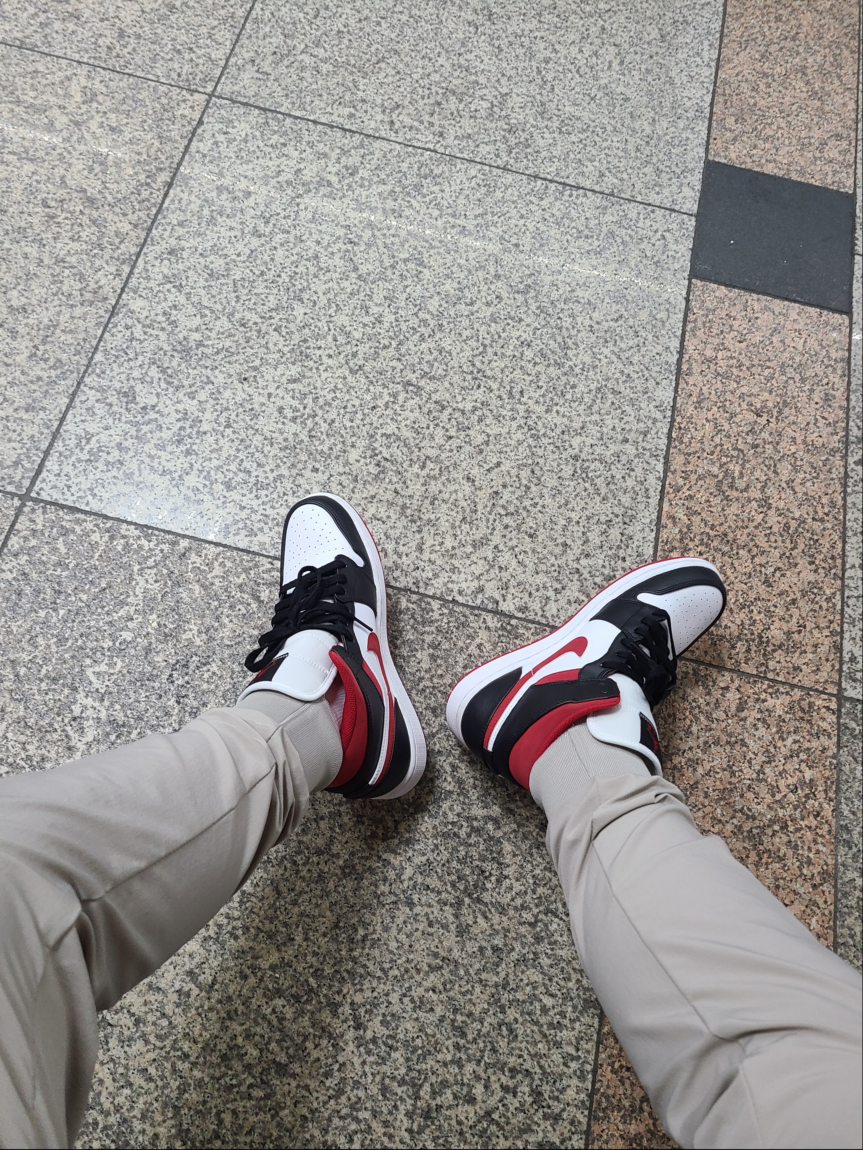 Jordan 1 Mid Gym Red Black White 착용 스타일 - 3