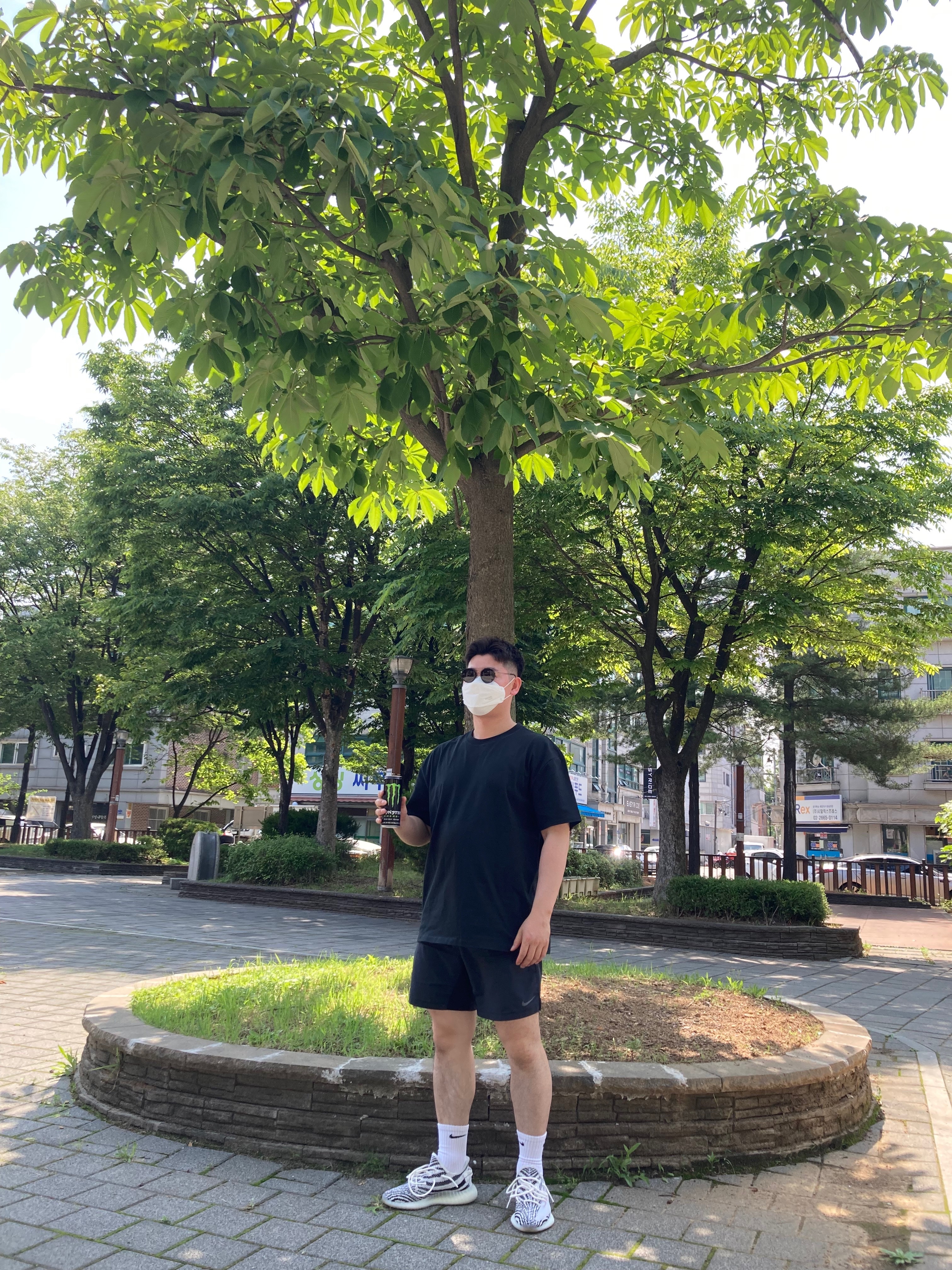 Adidas Yeezy Boost 350 V2 Zebra 2017/2019/2020, Essentials T-Shirt Black - 21SS 착용 스타일 - 1
