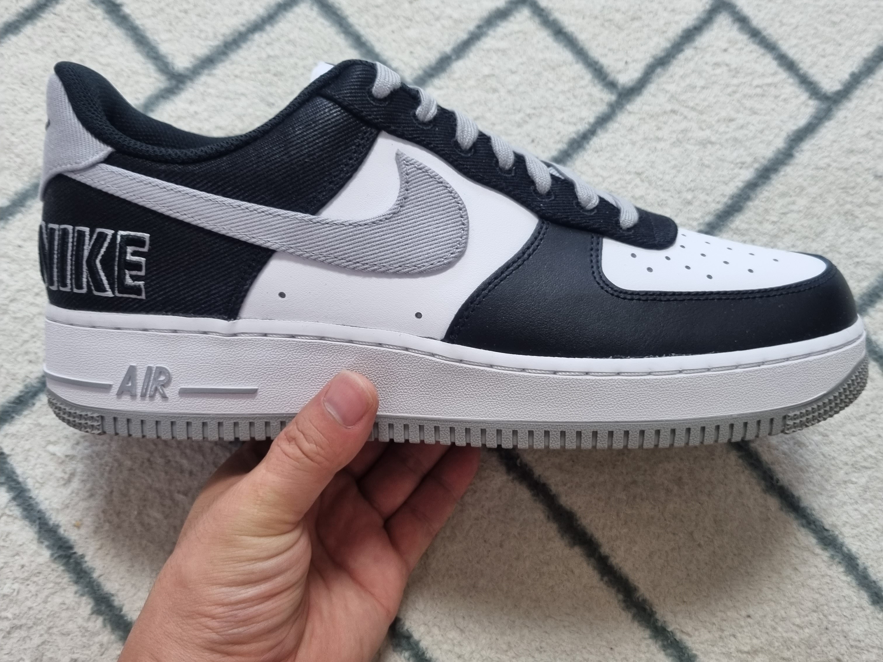 Nike Air Force 1 '07 LV8 EMB Black Silver 착용 스타일 - 2