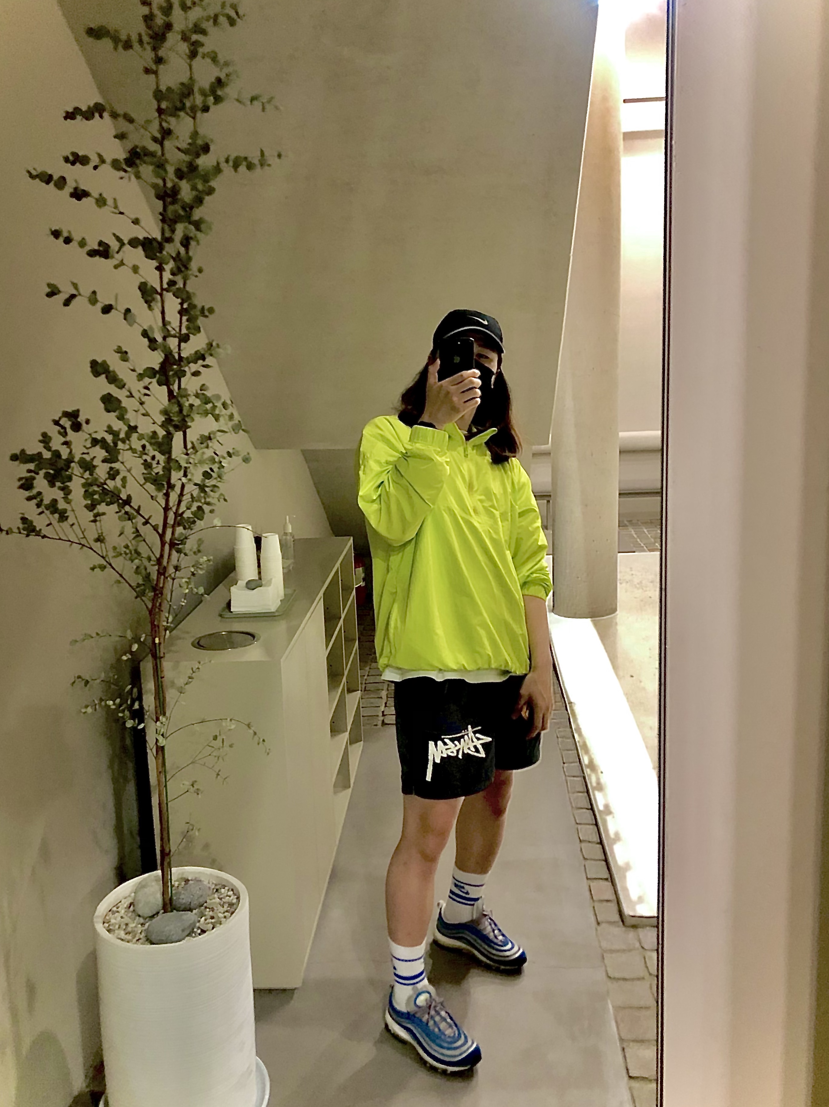 Nike x Stussy Water Shorts Off Noir, Nike x Stussy Windrunner Jacket Bright Cactus 착용 스타일