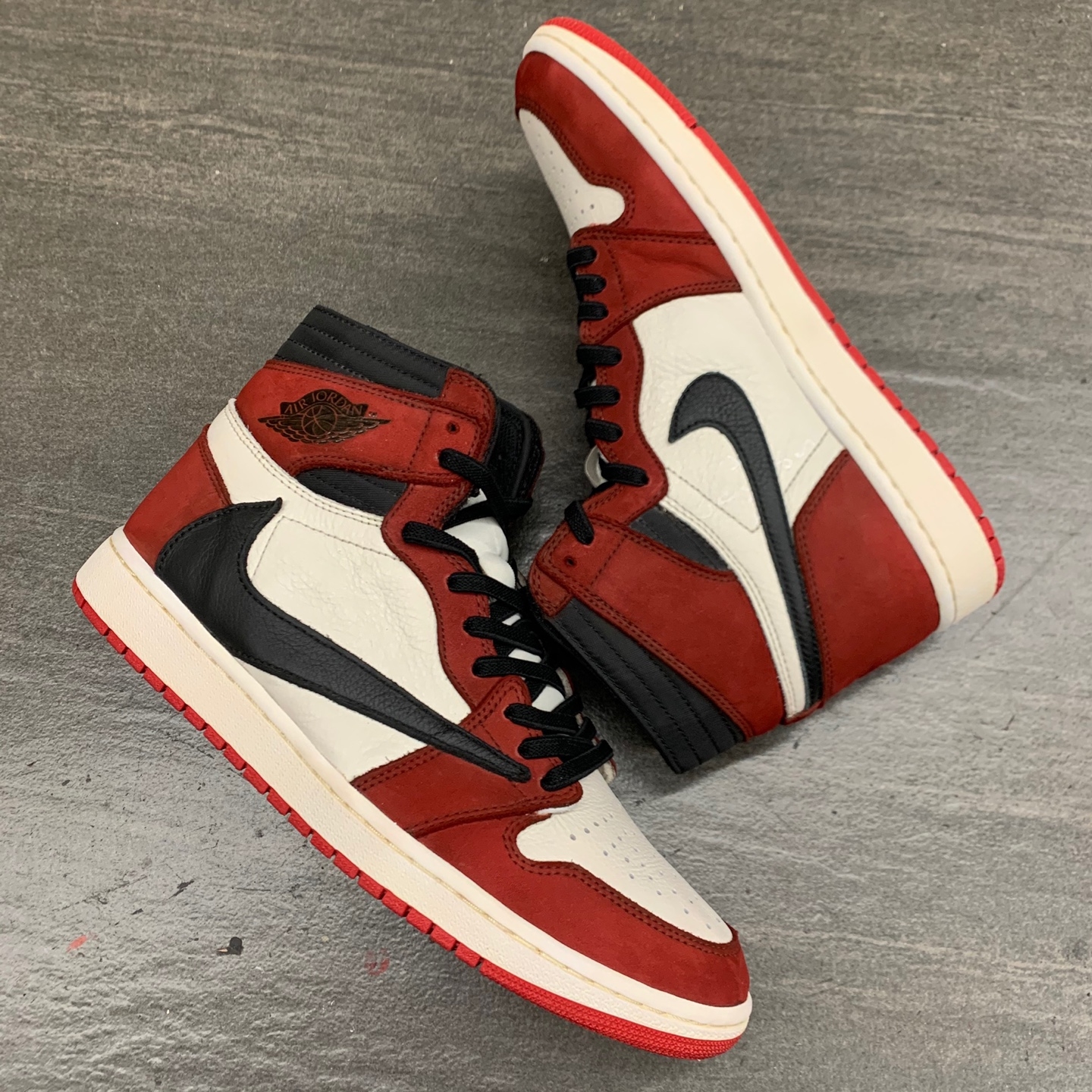Jordan 1 x Travis Scott Retro High OG SP Mocha 착용 스타일 - 3