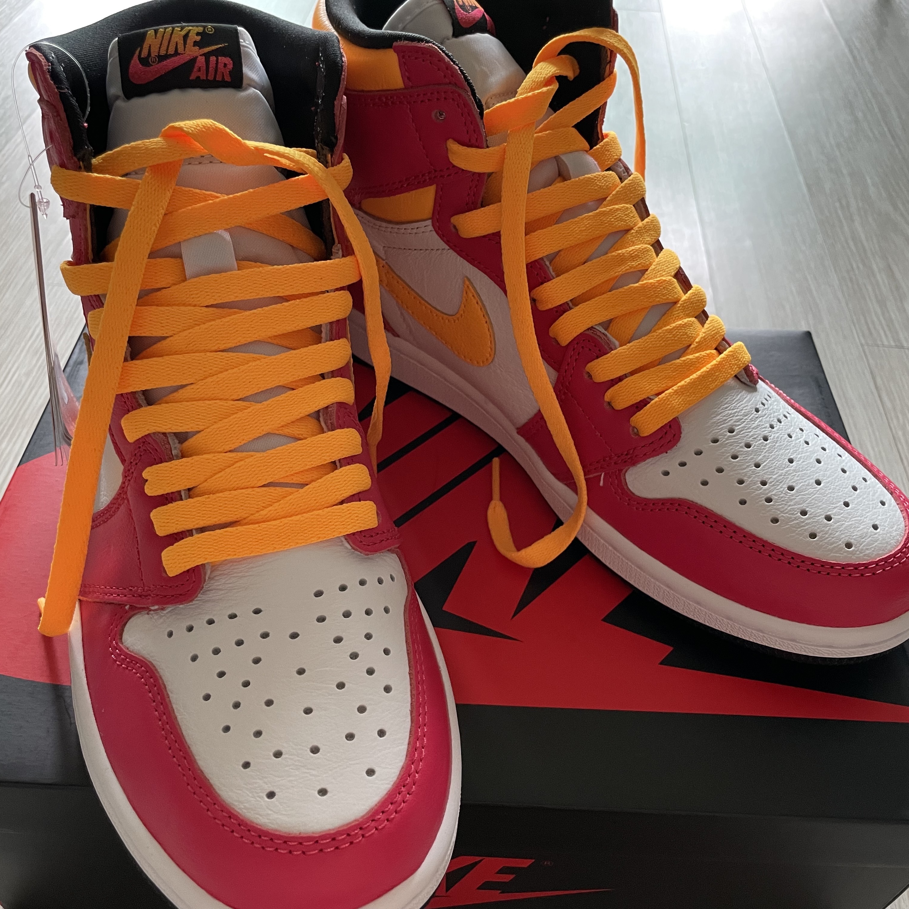 Jordan 1 Retro High OG Light Fusion Red 착용 스타일 - 3