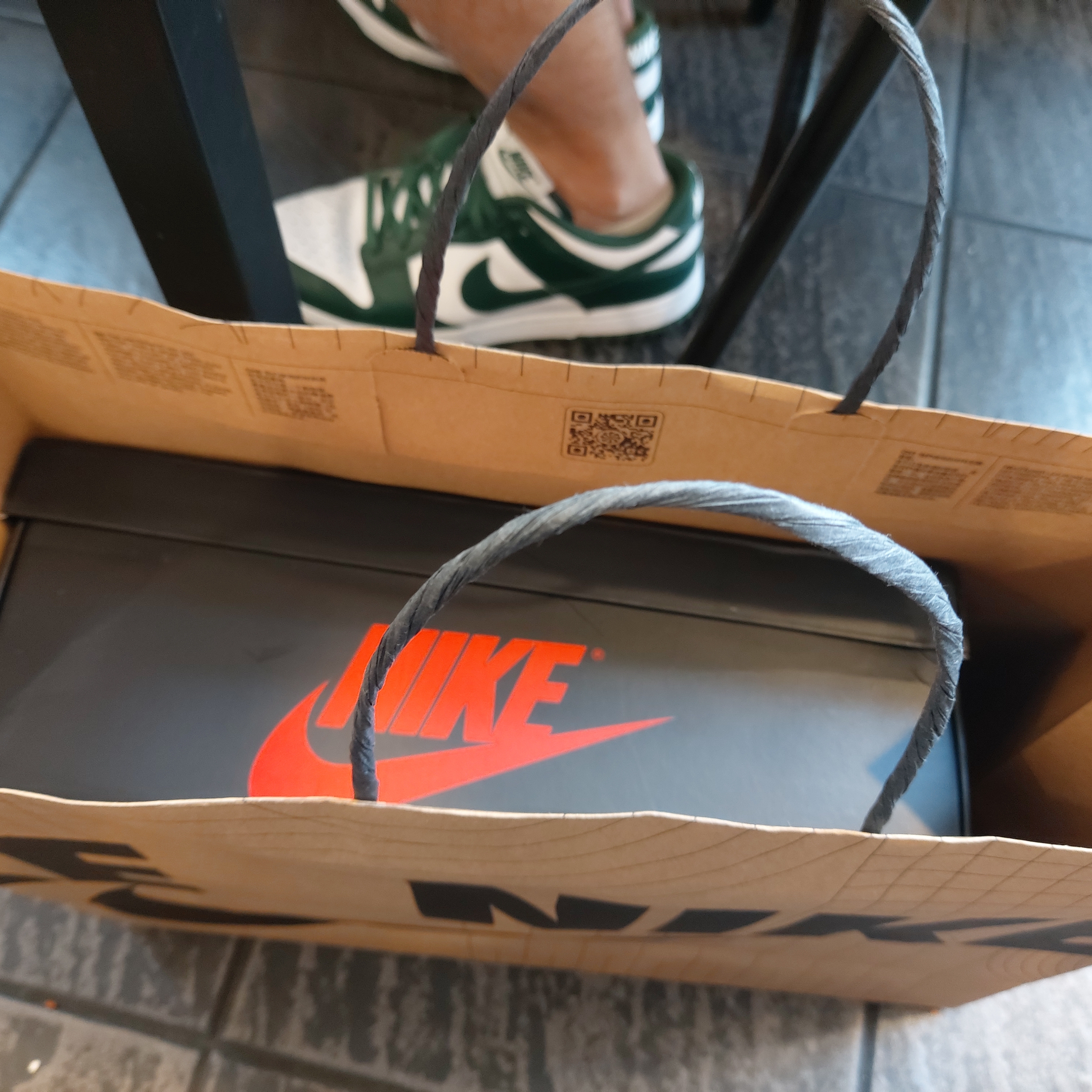 Nike Dunk Low Retro Varsity Green, Jordan 1 Retro High OG Light Fusion Red 착용 스타일 - 1
