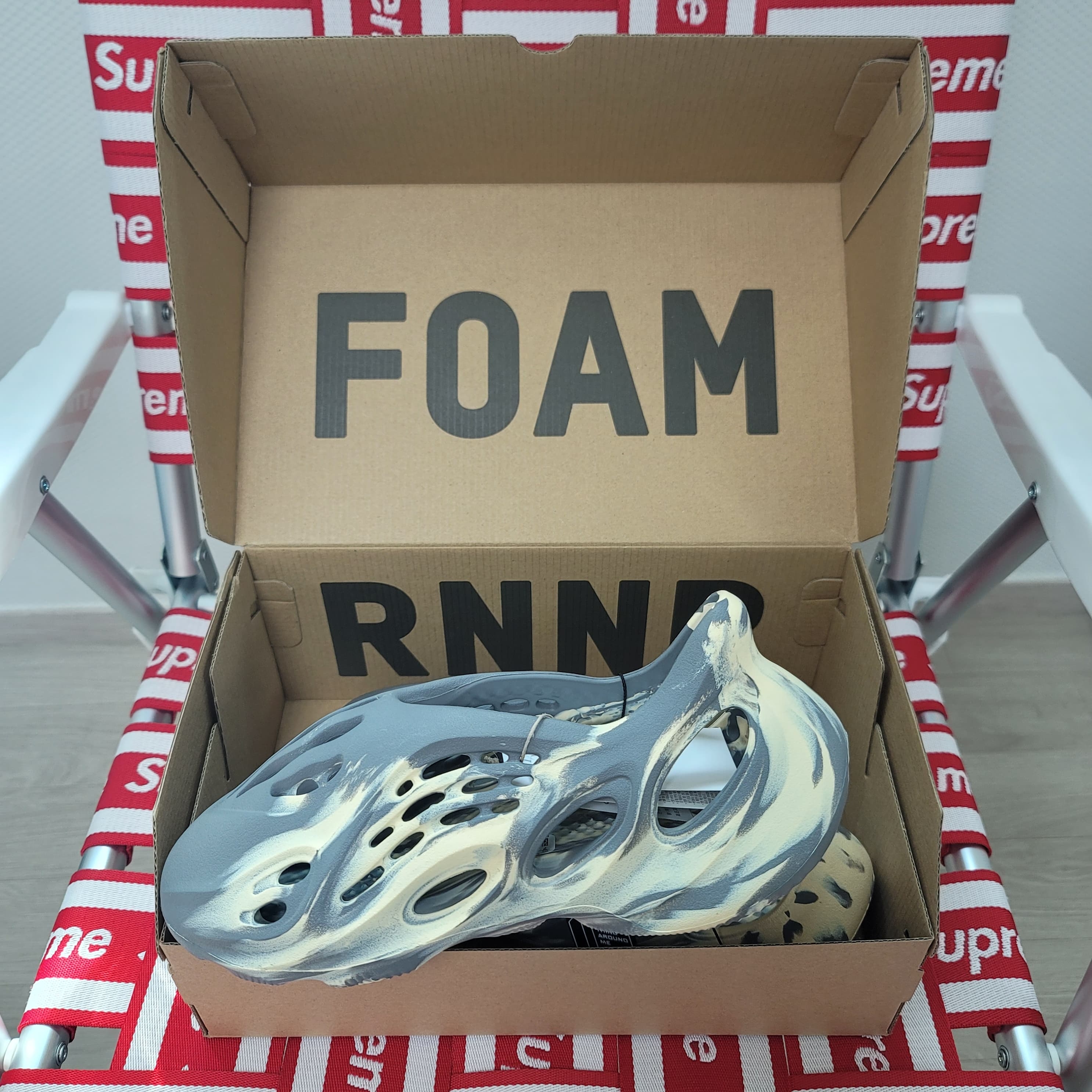 Adidas Yeezy Foam RNNR MXT Moon Gray 착용 스타일