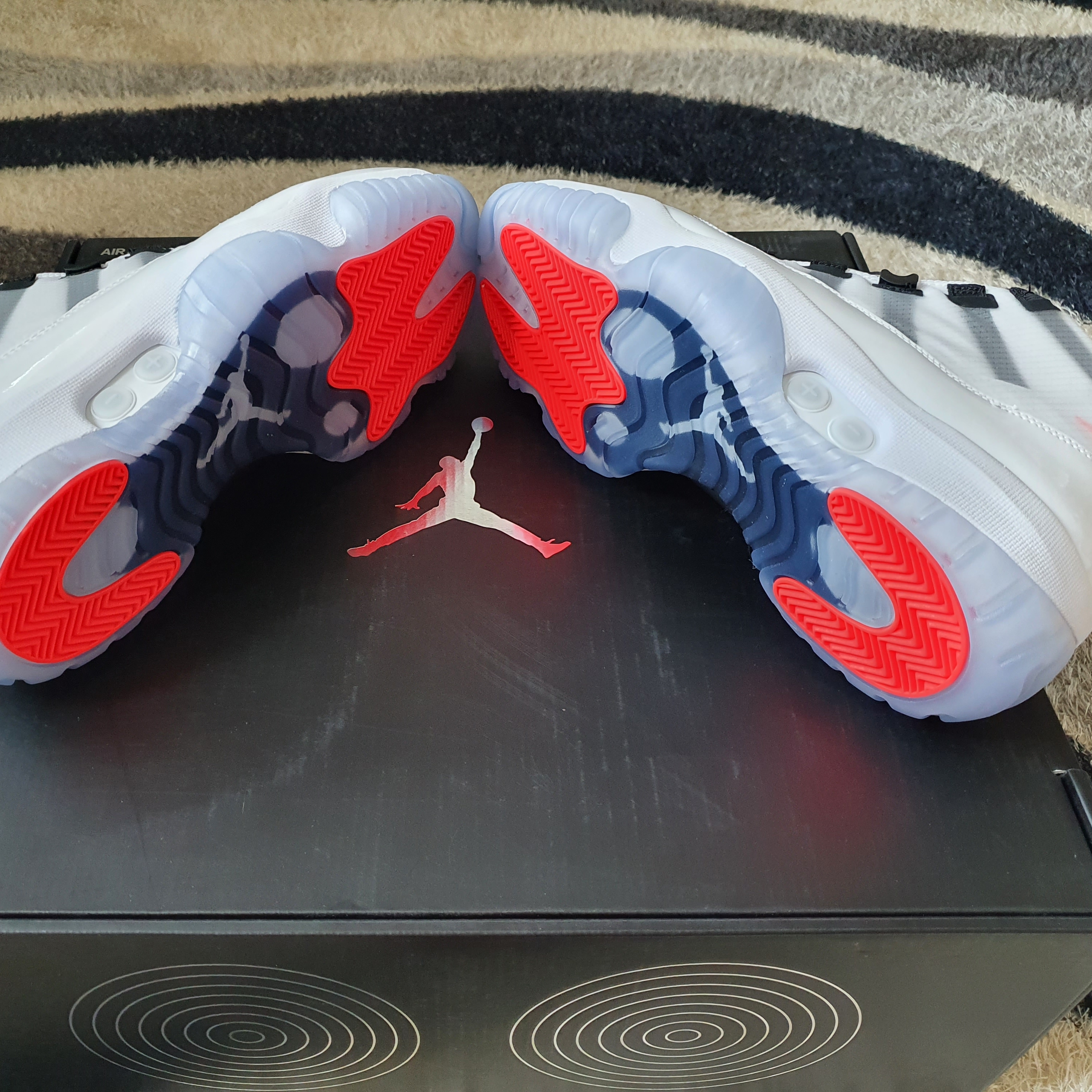 Jordan 11 Adapt (KR Charger) 착용 스타일 - 2