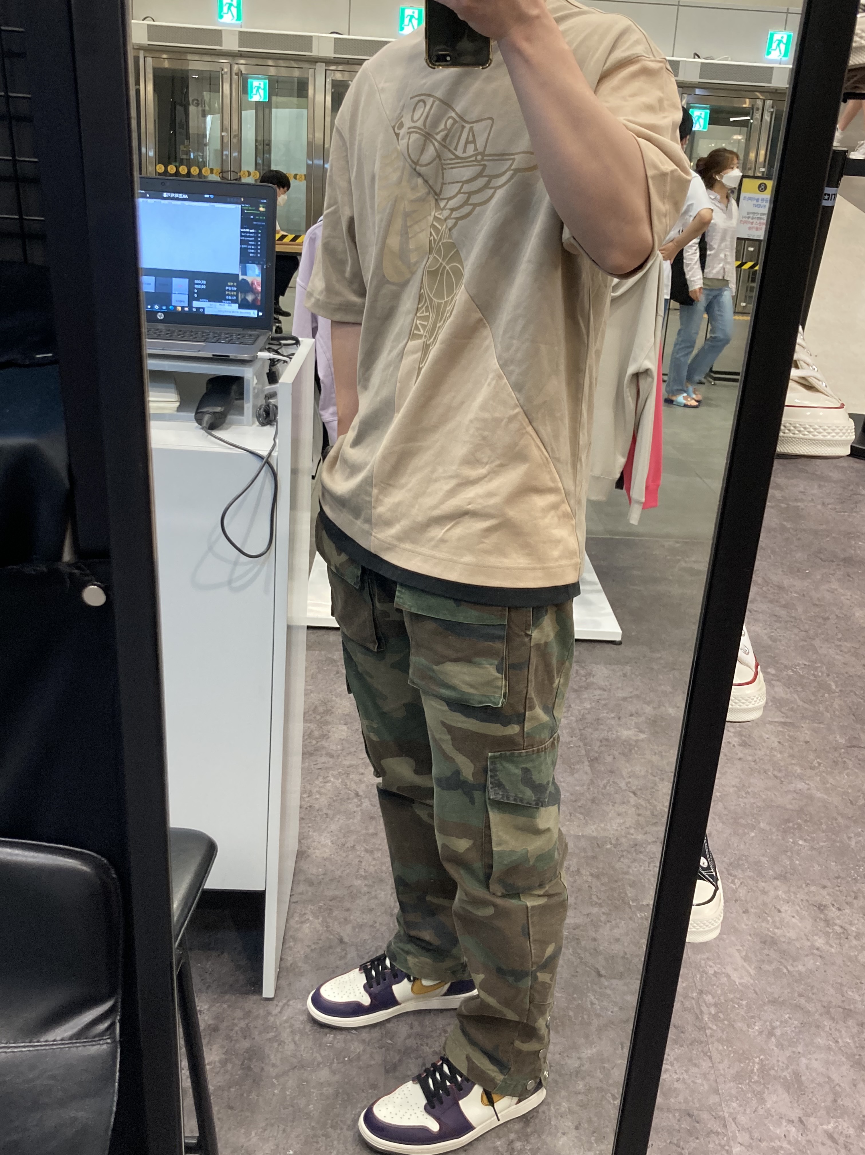 Jordan 1 Retro High OG Defiant SB LA to Chicago, Jordan x Travis Scott S/S Top - Asia 착용 스타일
