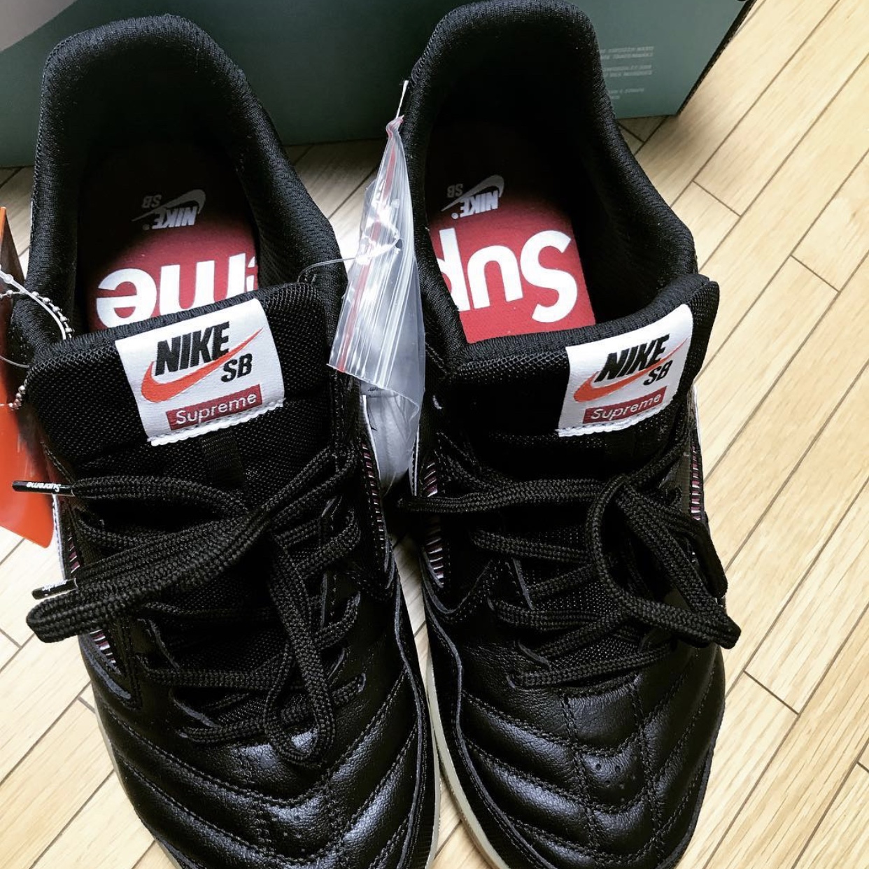 Nike x Supreme SB Gato Black 착용 스타일