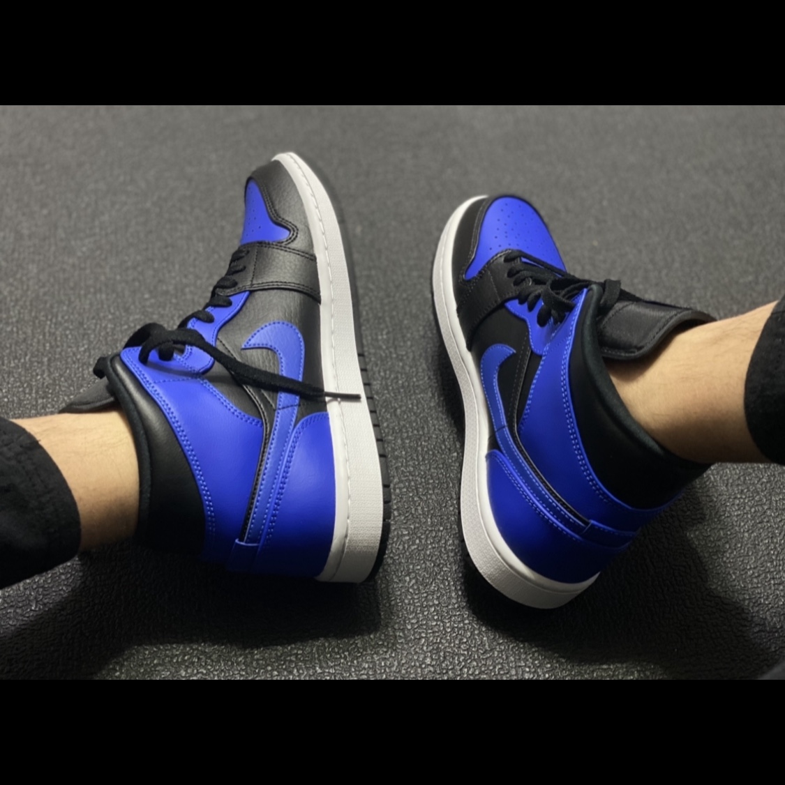 Jordan 1 Mid Black Hyper Royal 착용 스타일