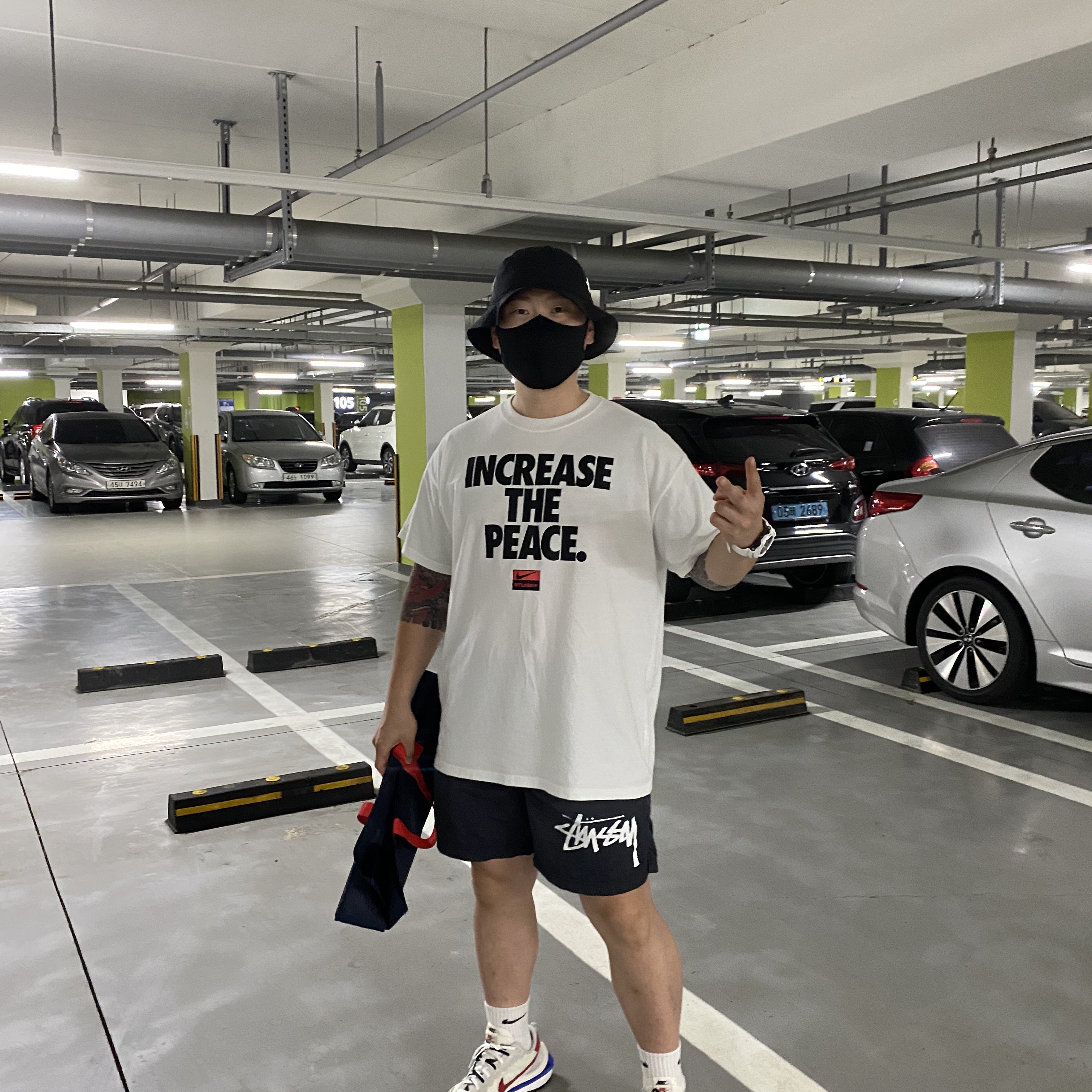 Nike x Stussy Bucket Hat Black, Nike x Stussy Water Shorts Off Noir 착용 스타일 - 1