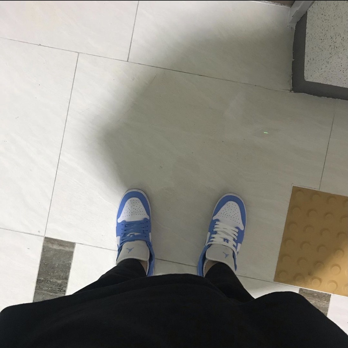 (W) Jordan 1 Low UNC University Blue 착용 스타일 - 2