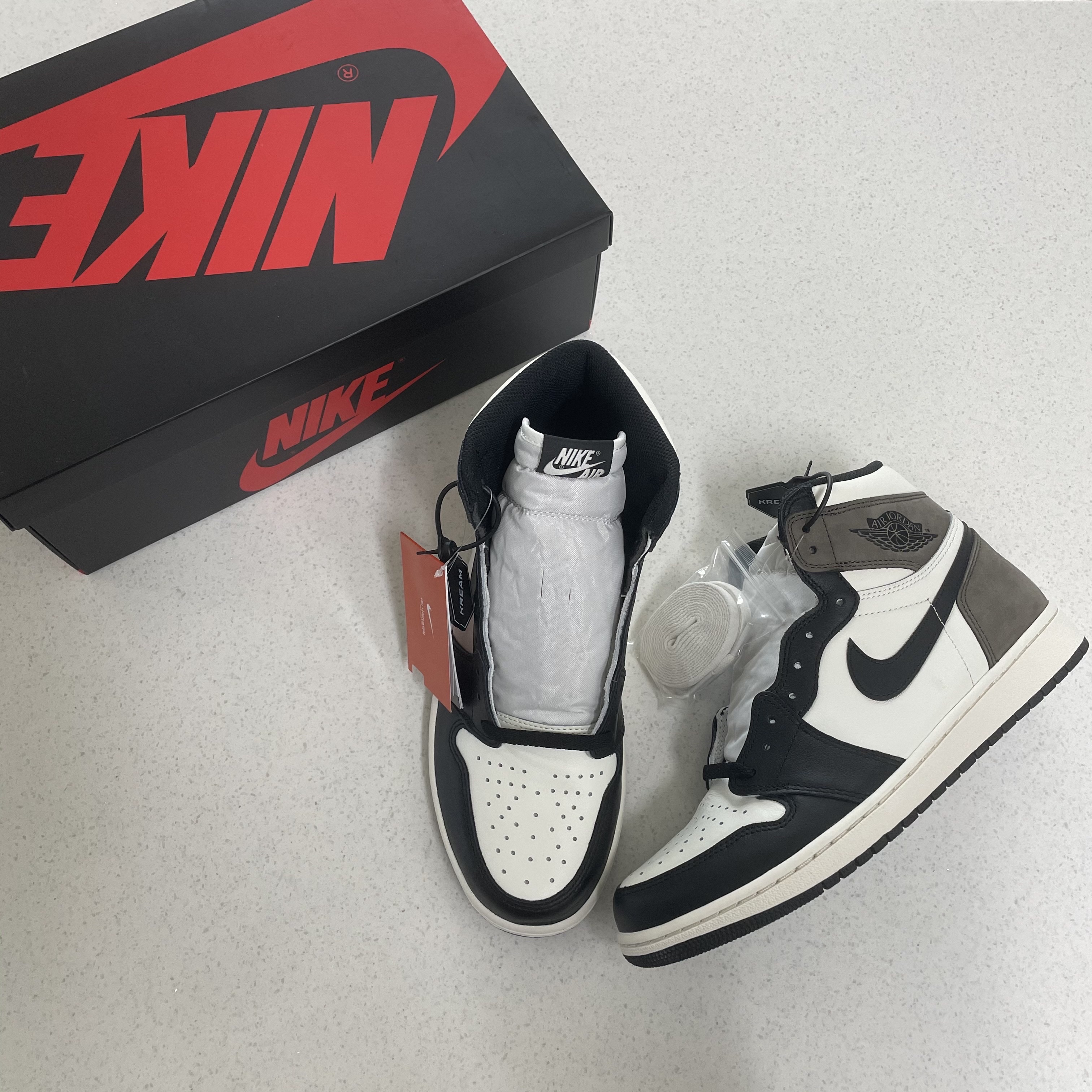 Jordan 1 Retro High OG Black Mocha 착용 스타일 - 1