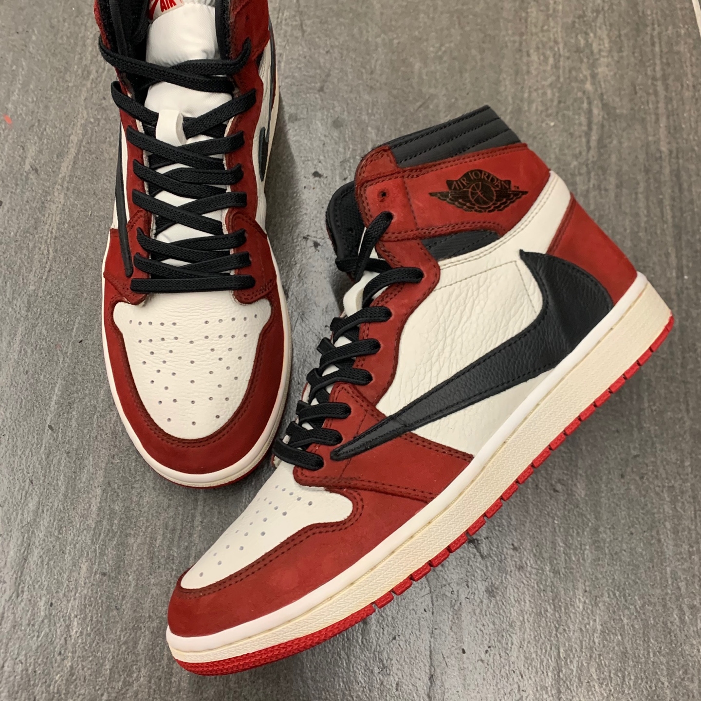 Jordan 1 x Travis Scott Retro High OG SP Mocha 착용 스타일 - 1