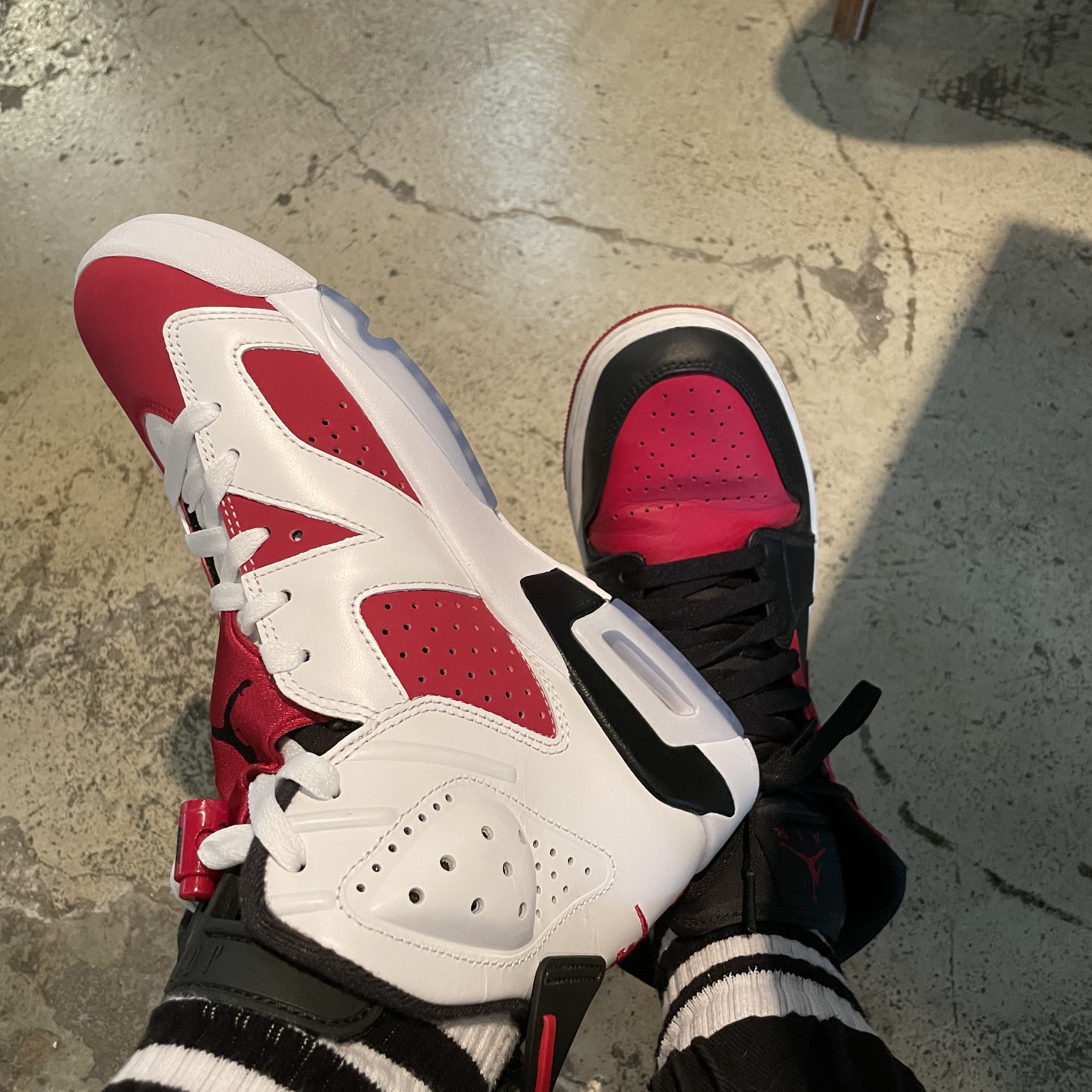 Jordan 6 Retro Carmine 2021, Jordan 1 Mid Bred Banned 2020 착용 스타일 - 3