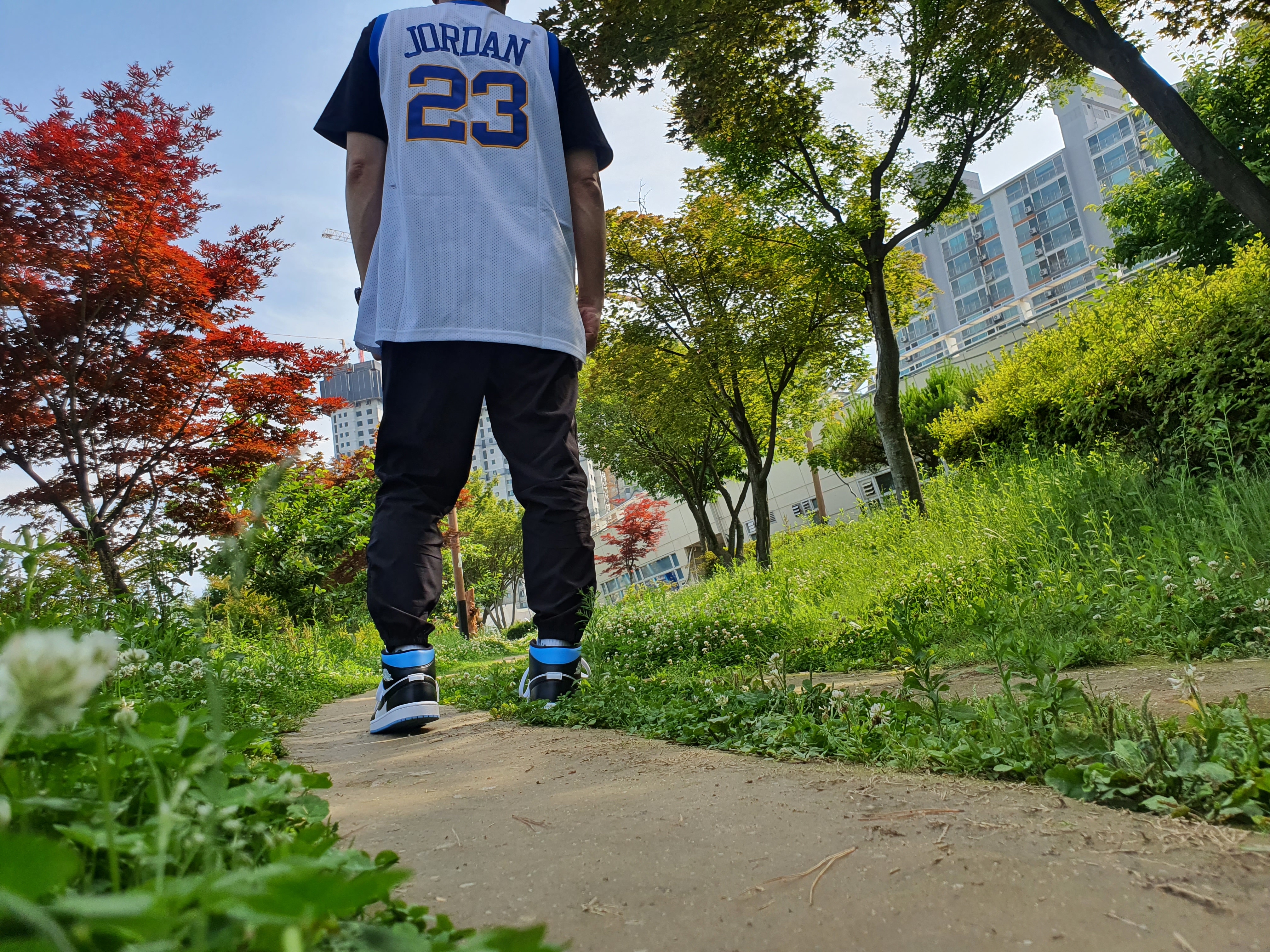 (W) Jordan 1 Mid White Black University Blue 착용 스타일 - 3