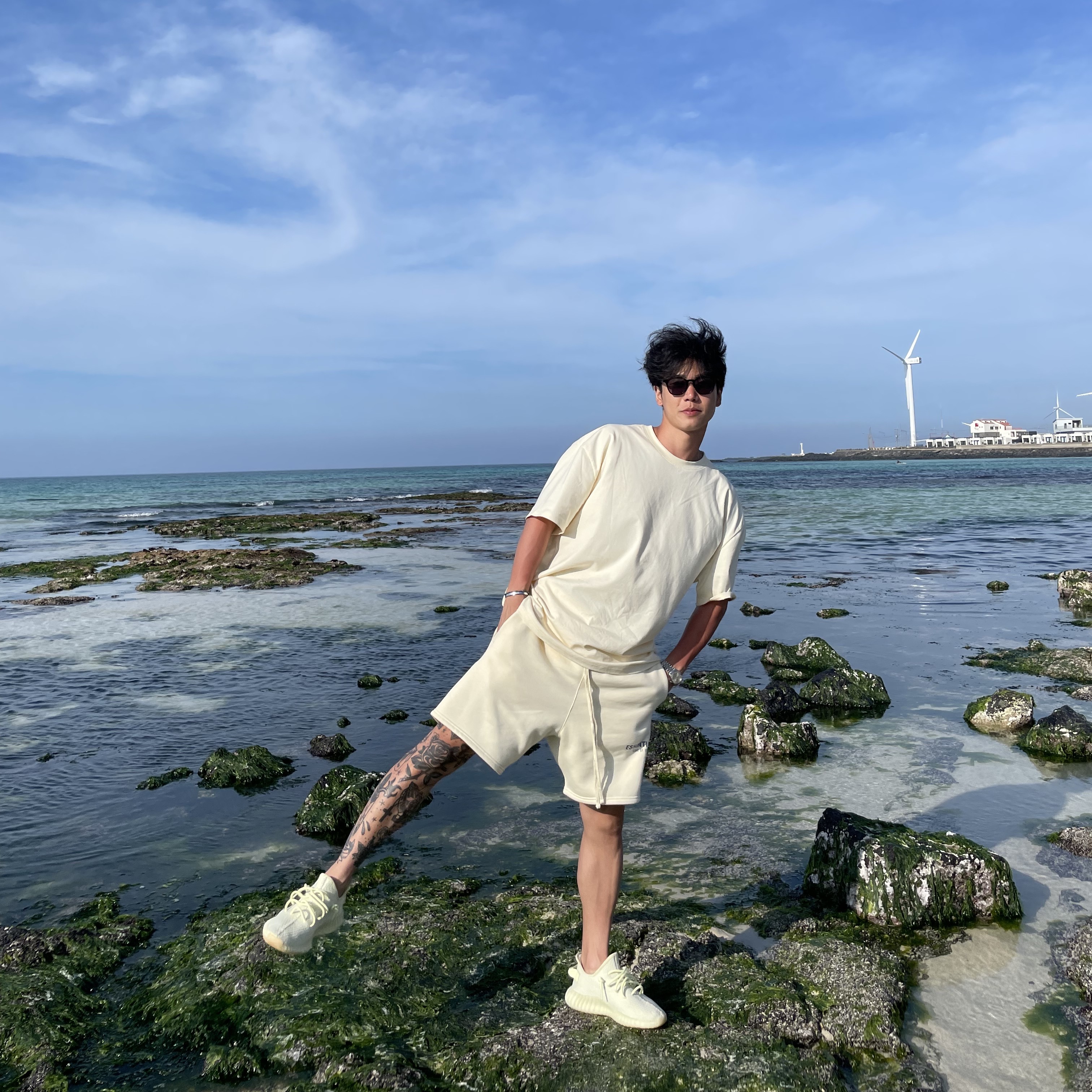 Essentials Sweatshorts Cream - 21SS, Essentials T-Shirt Cream - 21SS 착용 스타일