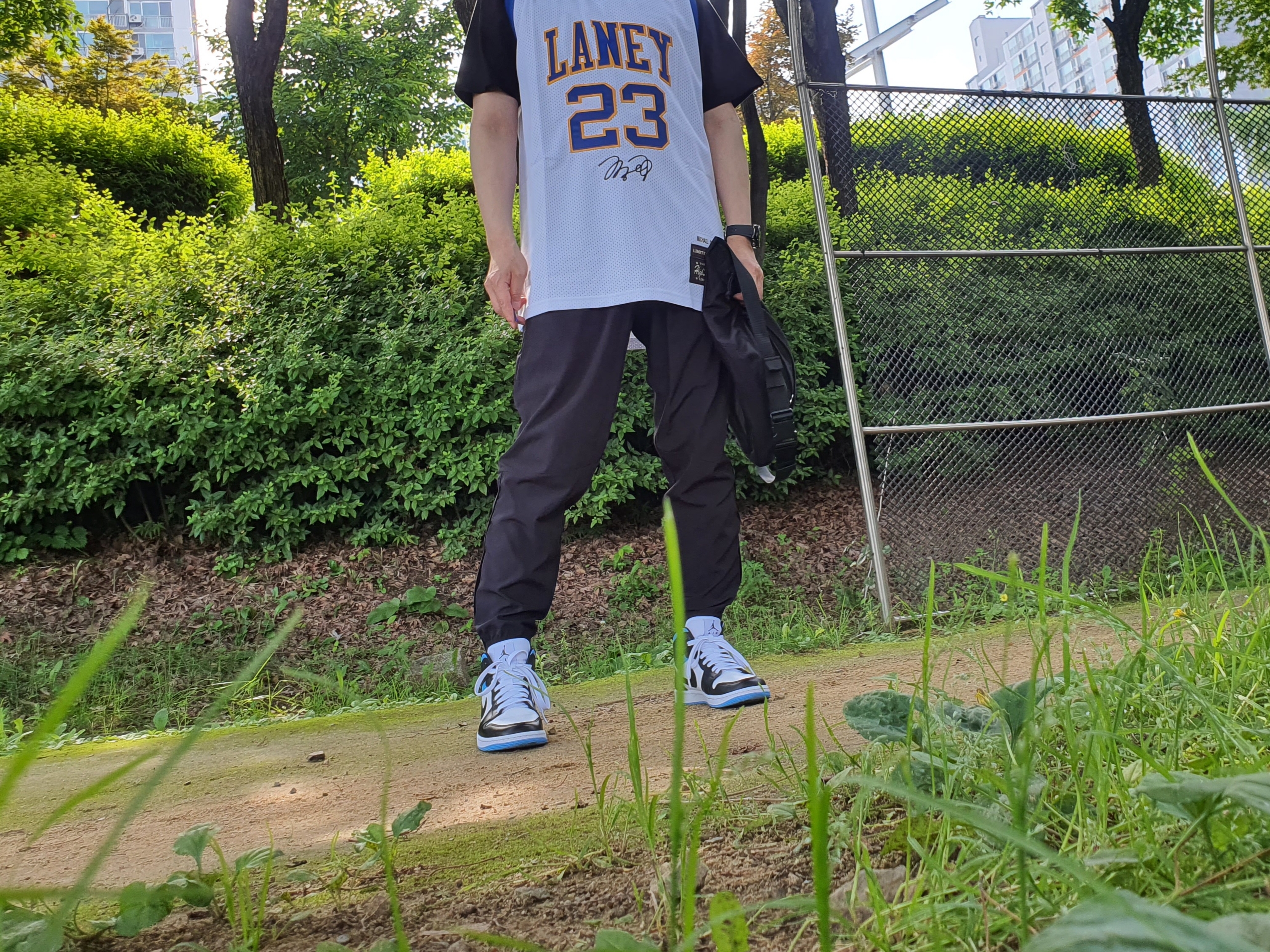 (W) Jordan 1 Mid White Black University Blue 착용 스타일 - 5