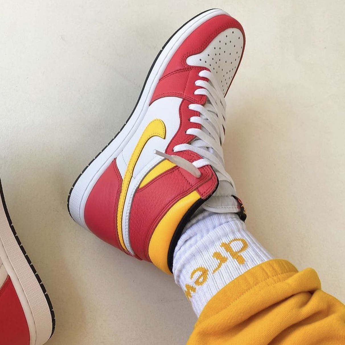 Jordan 1 Retro High OG Light Fusion Red 착용 스타일 - 5