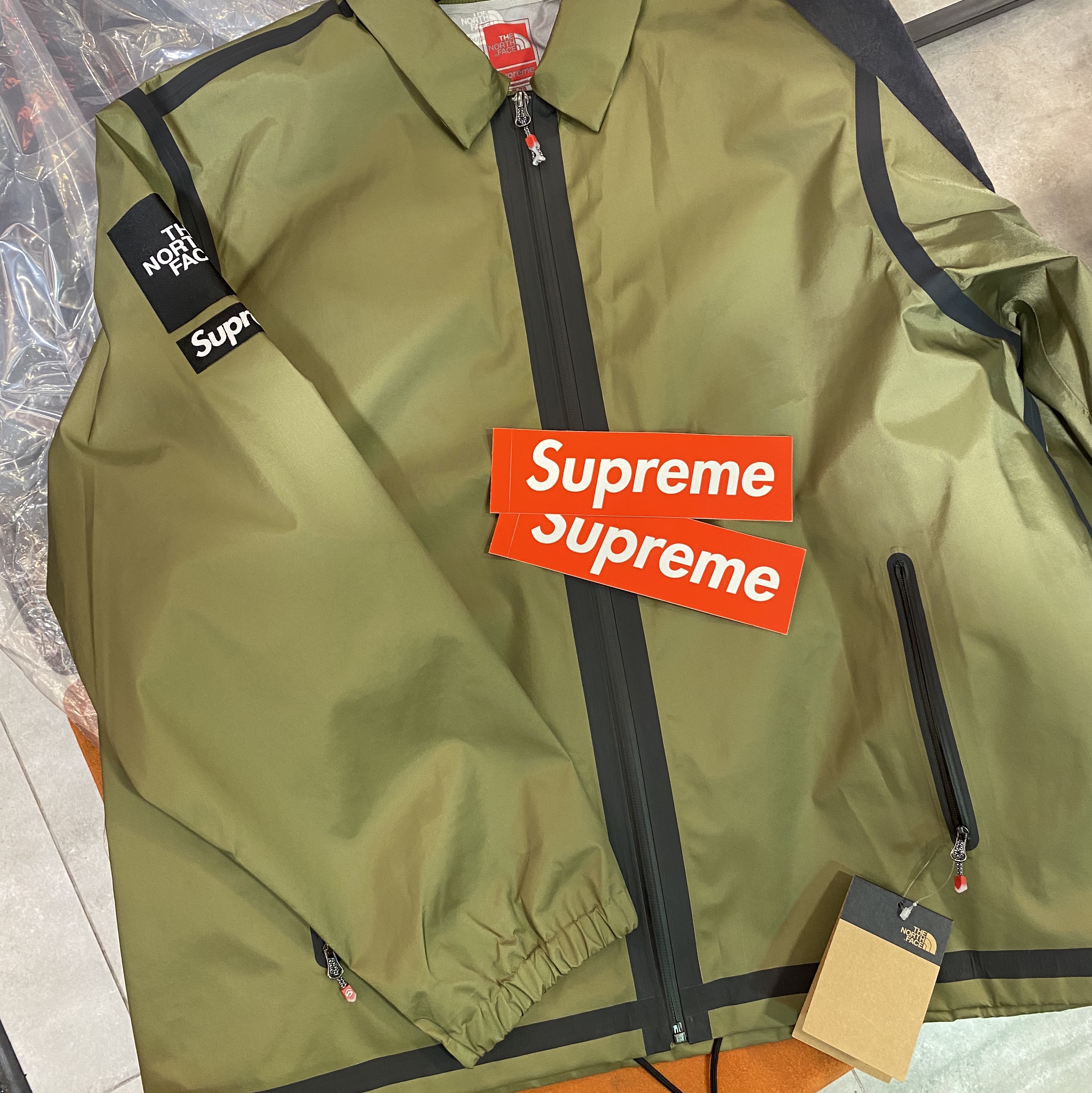 Supreme x The North Face Summit Series Outer Tape Seam Coaches Jacket Olive - 21SS 착용 스타일 - 3