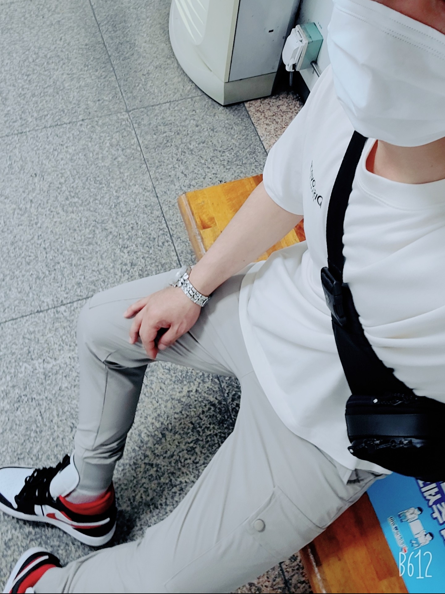 Jordan 1 Mid Gym Red Black White 착용 스타일 - 1