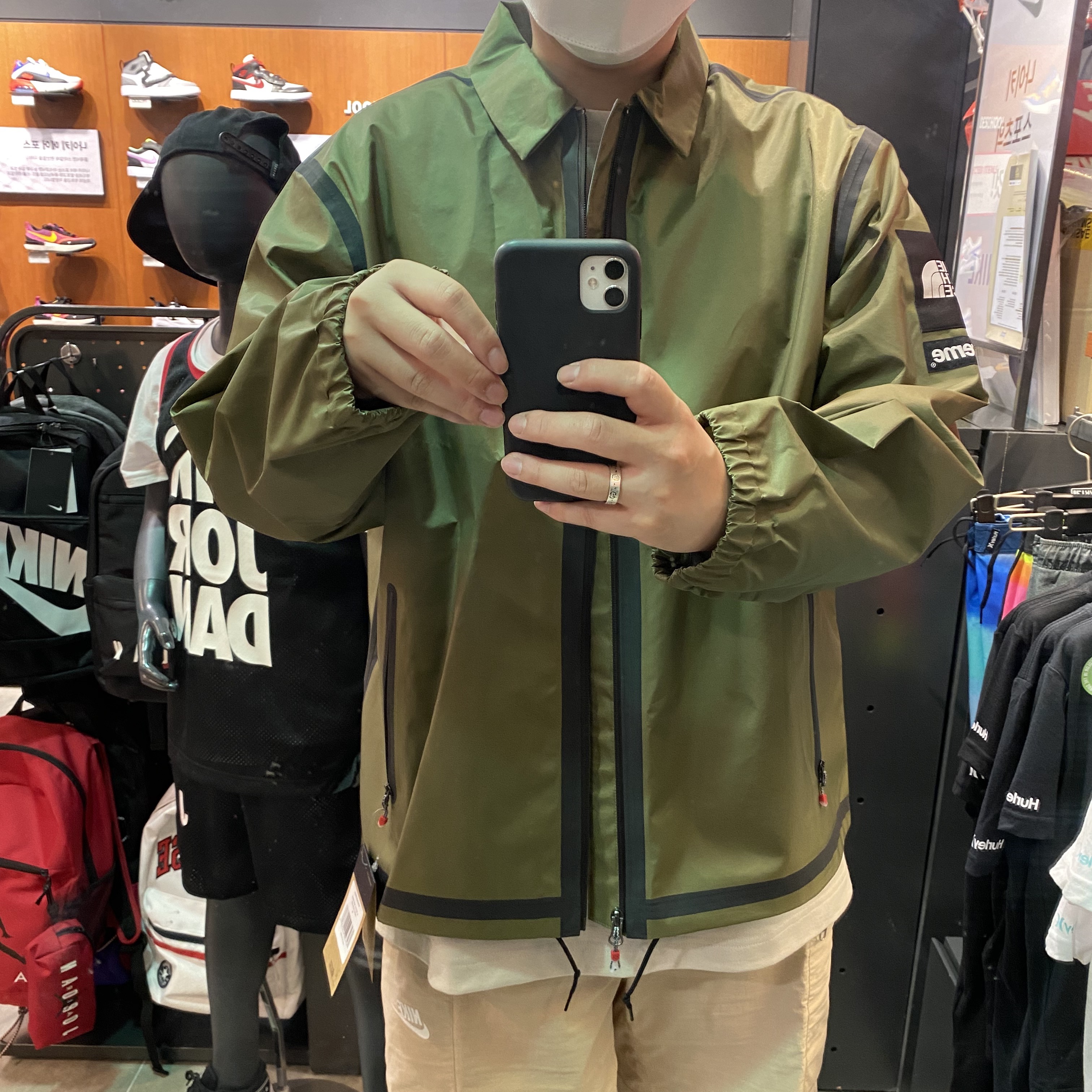 Supreme x The North Face Summit Series Outer Tape Seam Coaches Jacket Olive - 21SS 착용 스타일 - 1