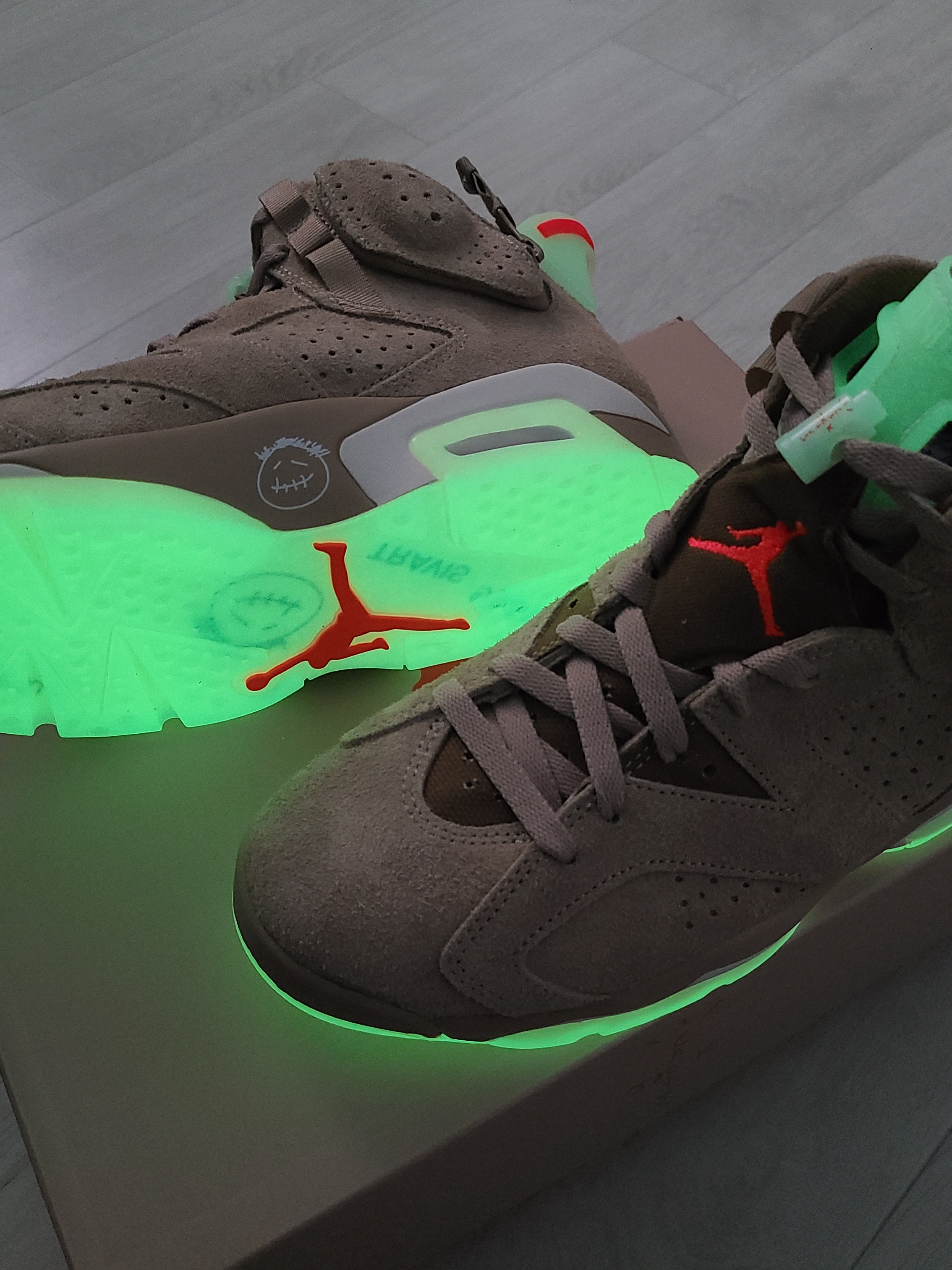 Jordan 6 x Travis Scott Retro SP British Khaki, Jordan x Travis Scott S/S Top - Asia 착용 스타일 - 3