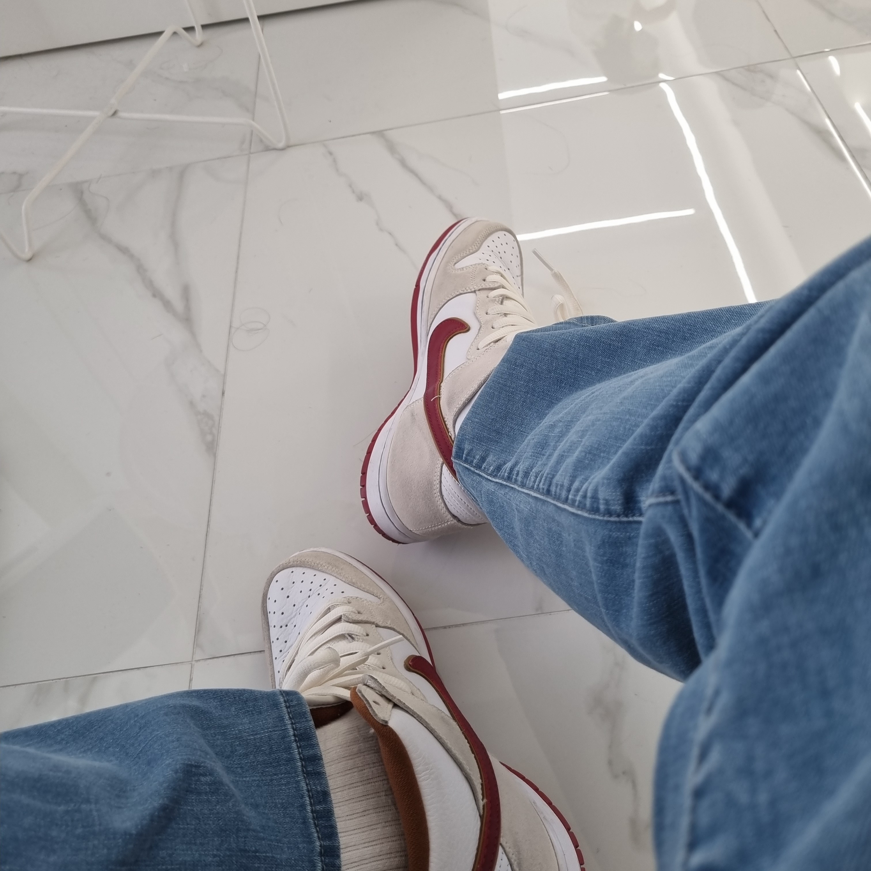 Nike SB Dunk High Sail Bright Crimson 착용 스타일
