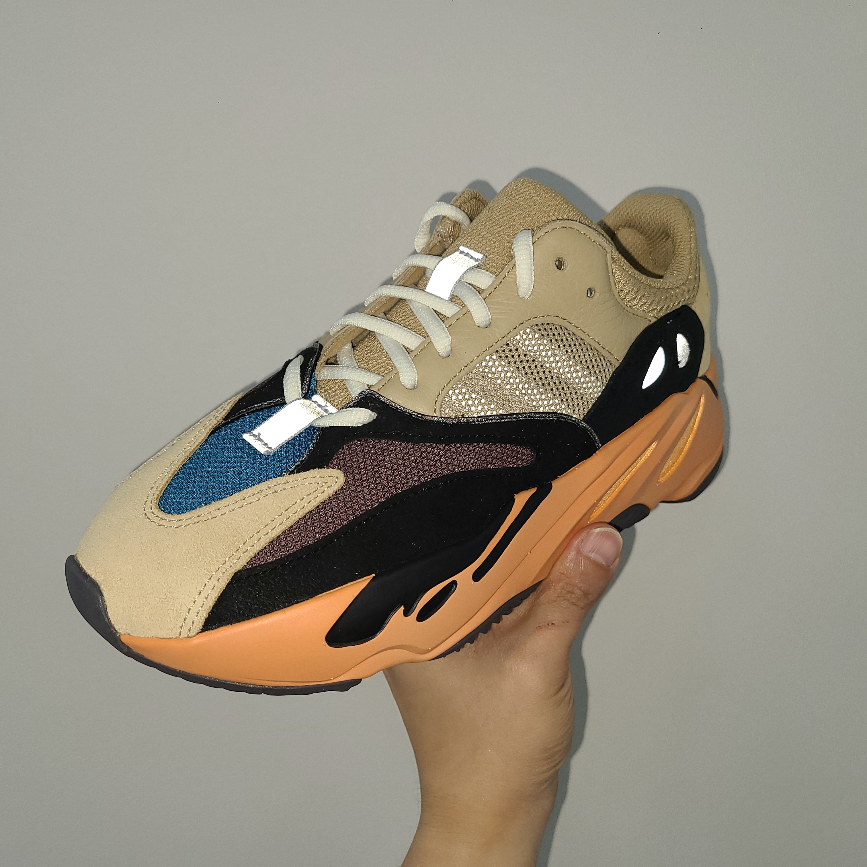 Adidas Yeezy Boost 700 Enflame Amber 착용 스타일 - 1